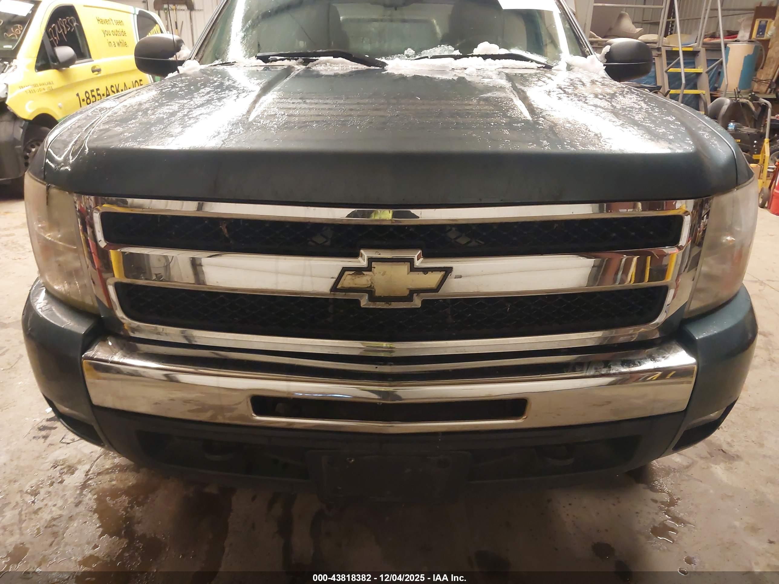 CHEVROLET SILVERADO image 6