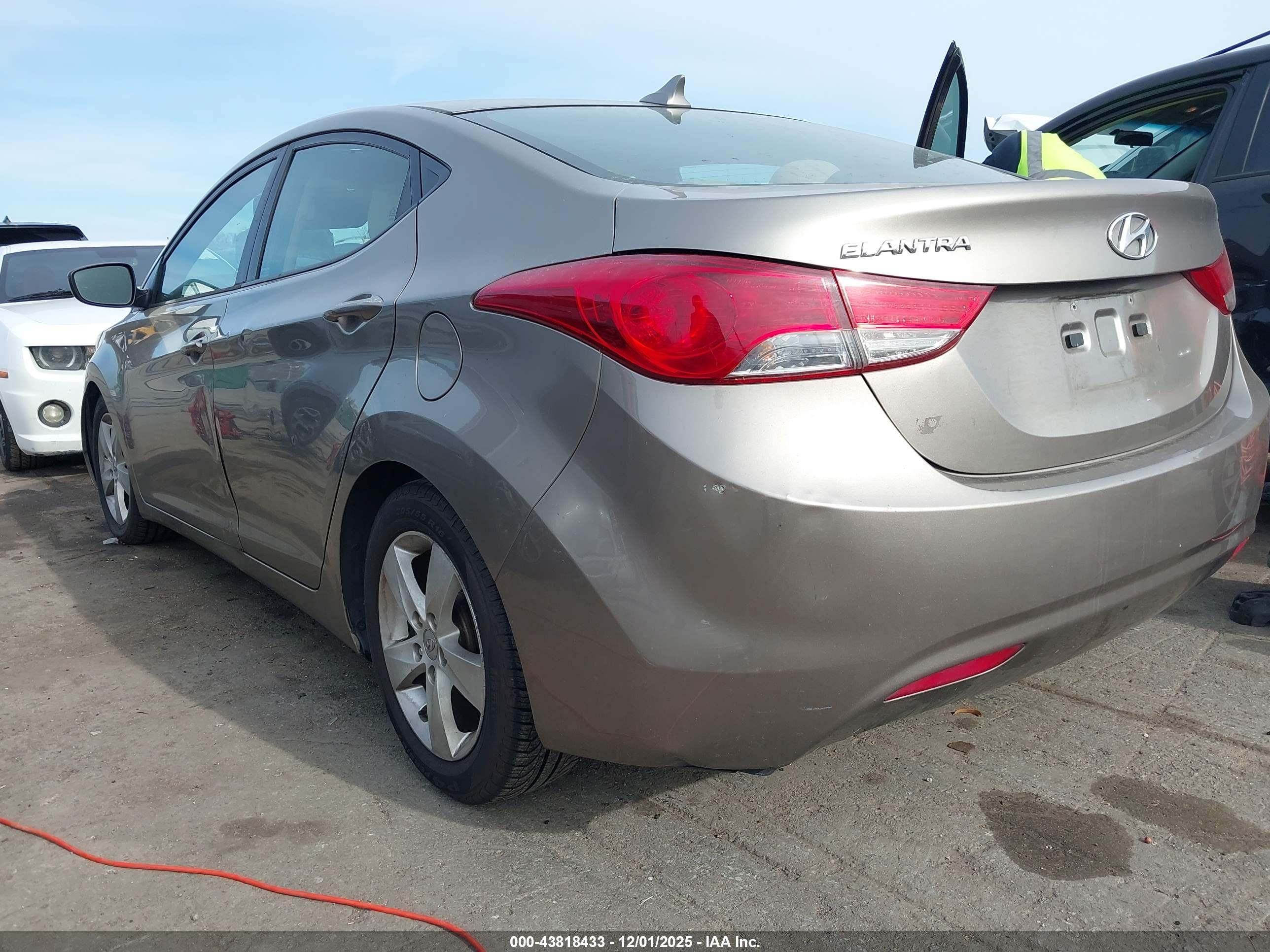 HYUNDAI ELANTRA image 3