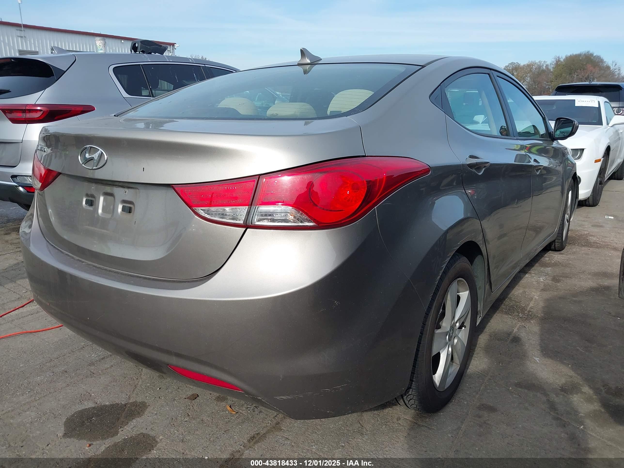 HYUNDAI ELANTRA image 4