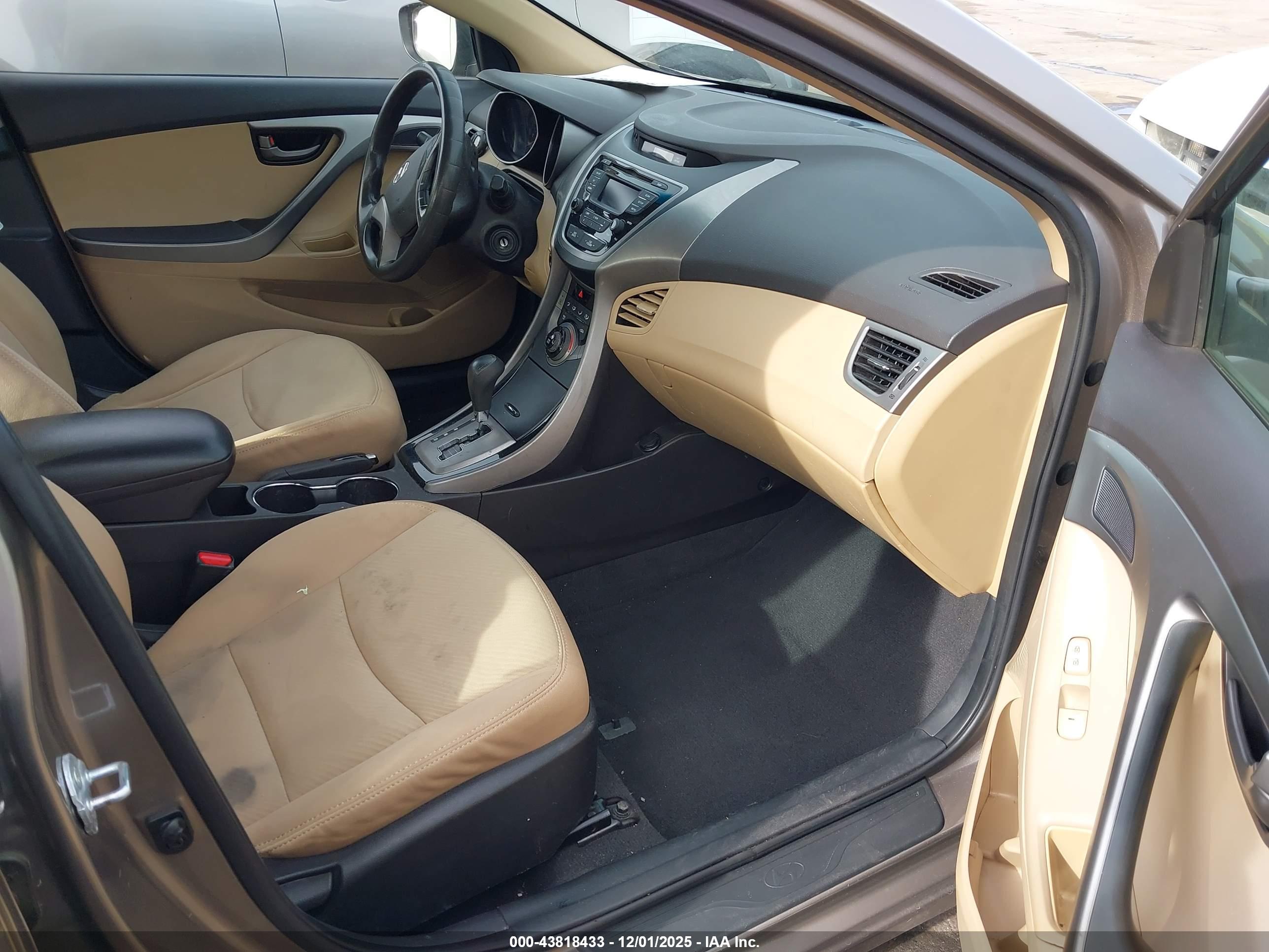 HYUNDAI ELANTRA image 5