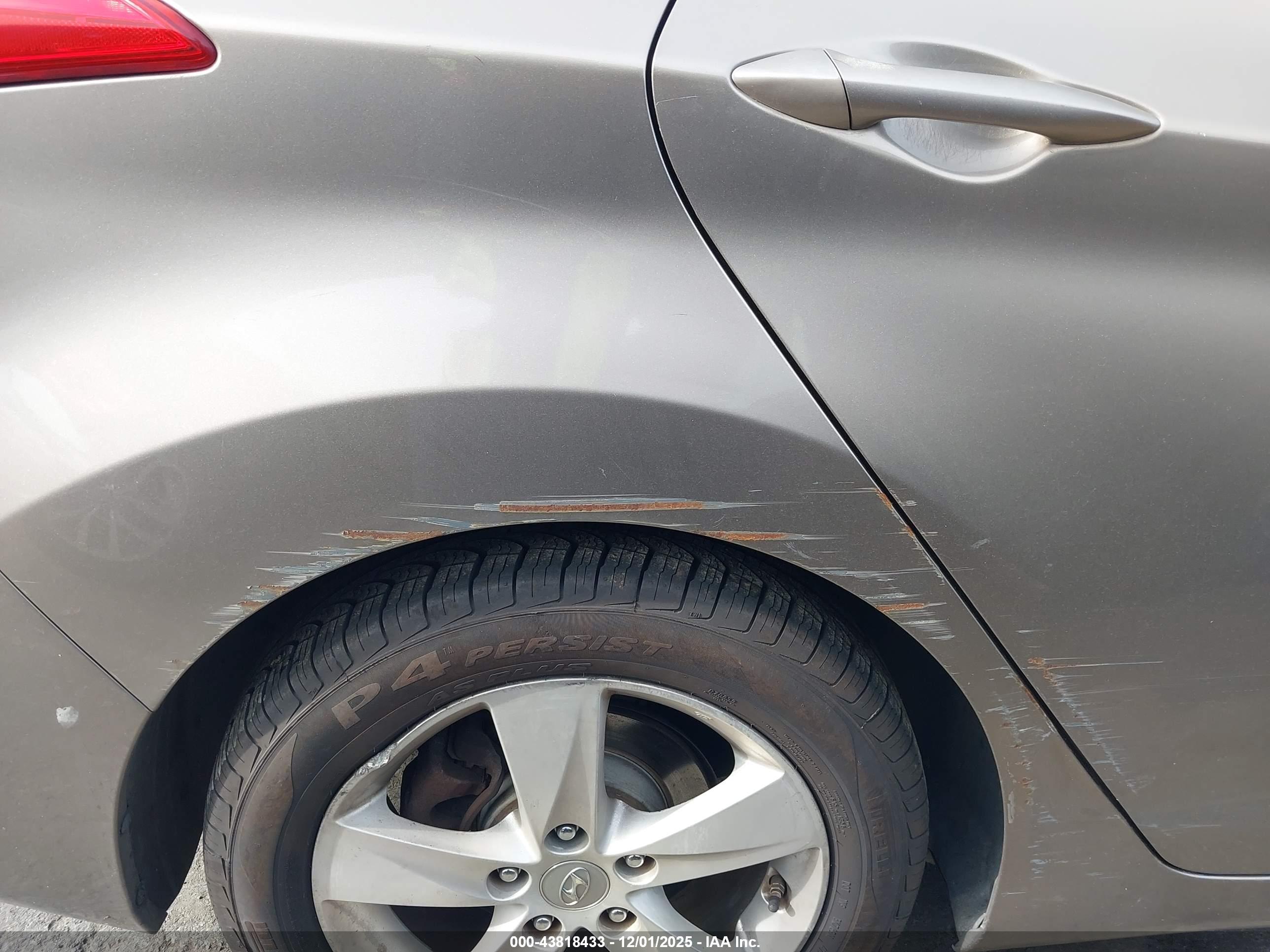 HYUNDAI ELANTRA image 6