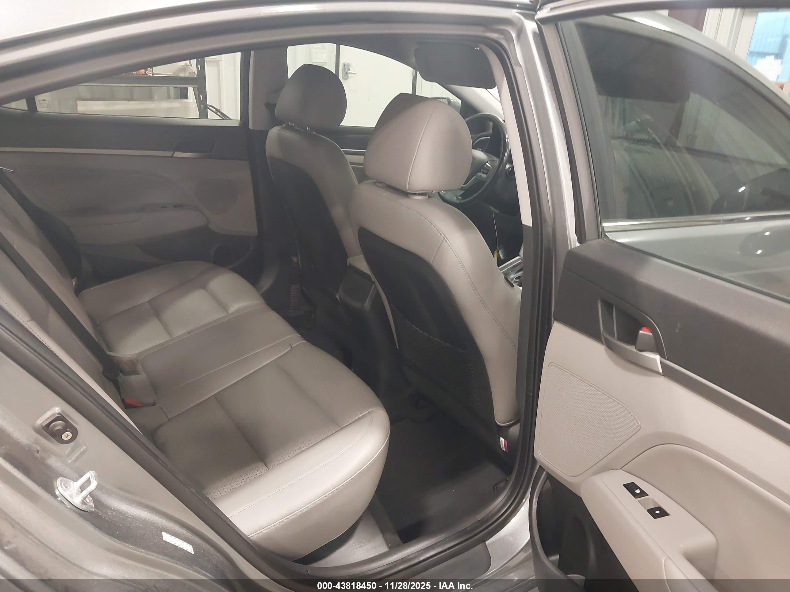 HYUNDAI ELANTRA image 8