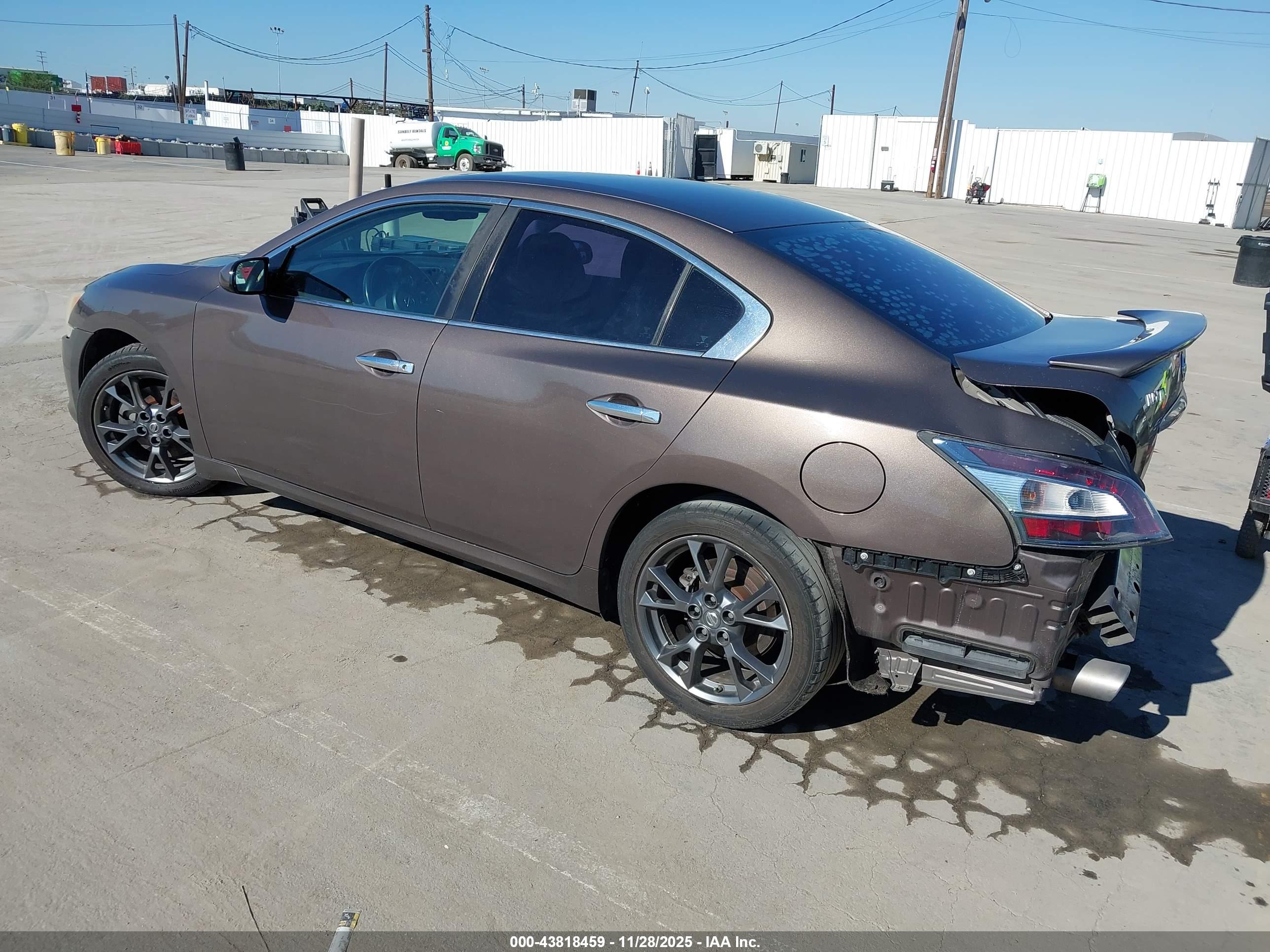 NISSAN MAXIMA image 3