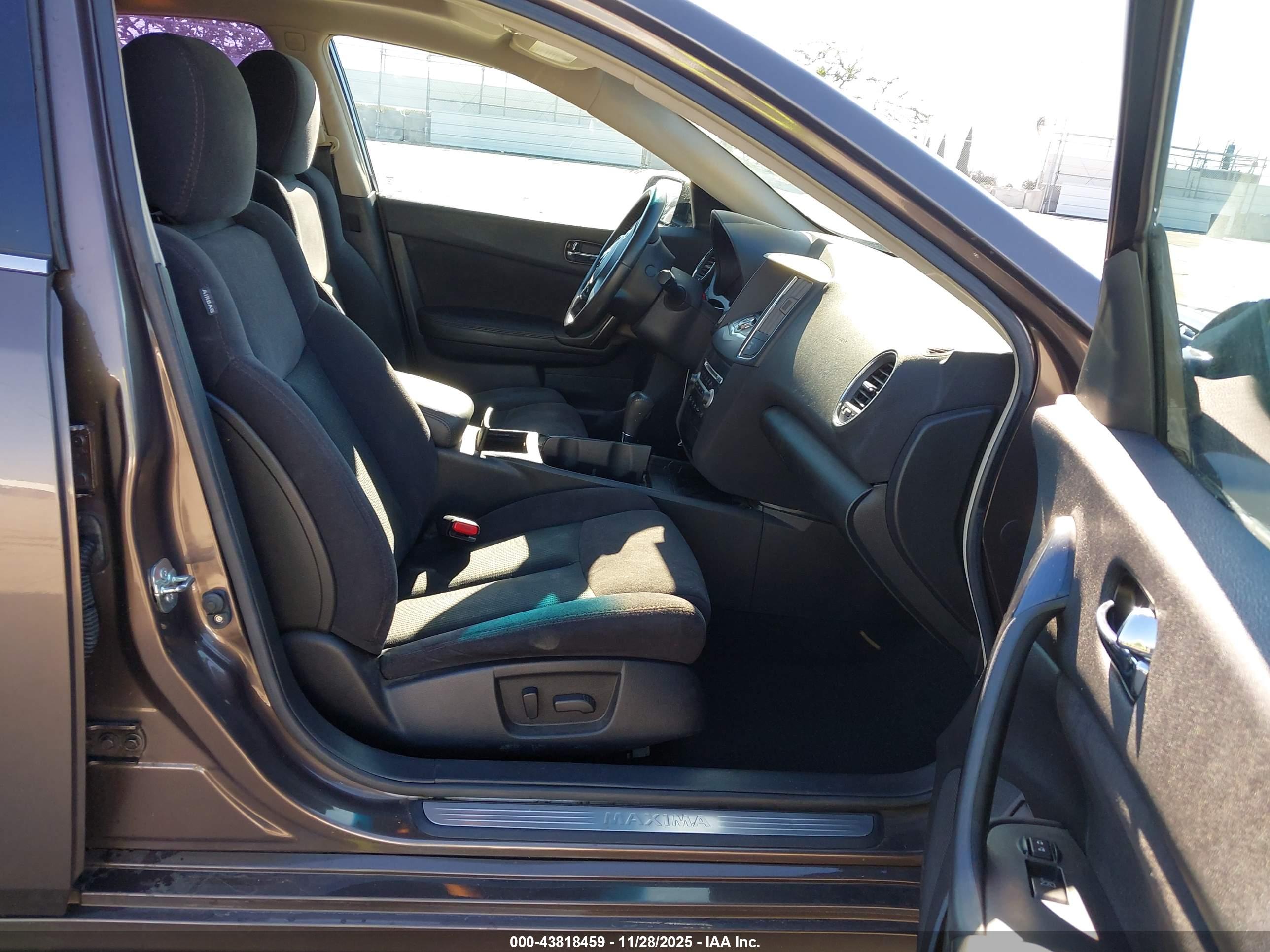 NISSAN MAXIMA image 5