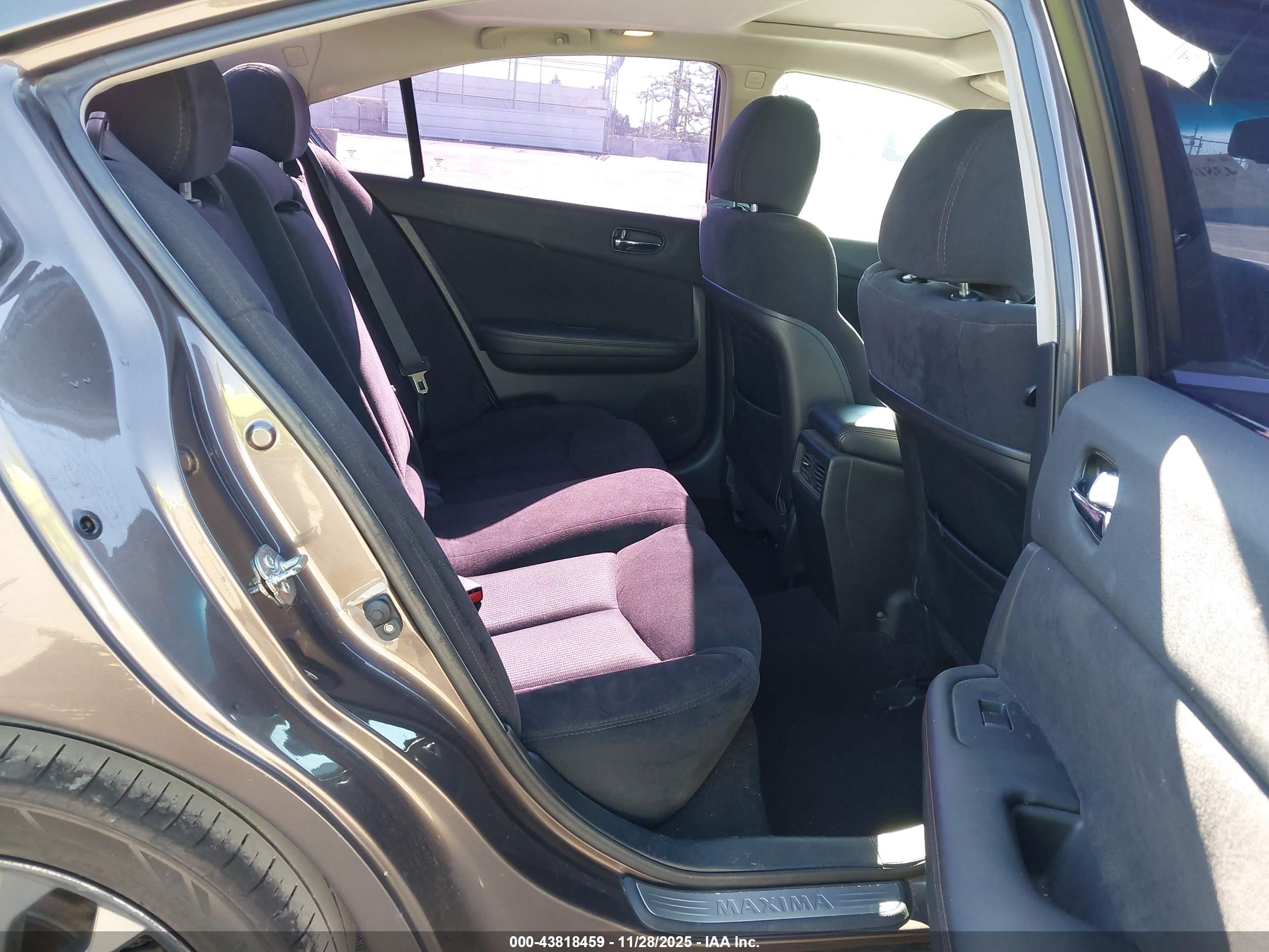 NISSAN MAXIMA image 8