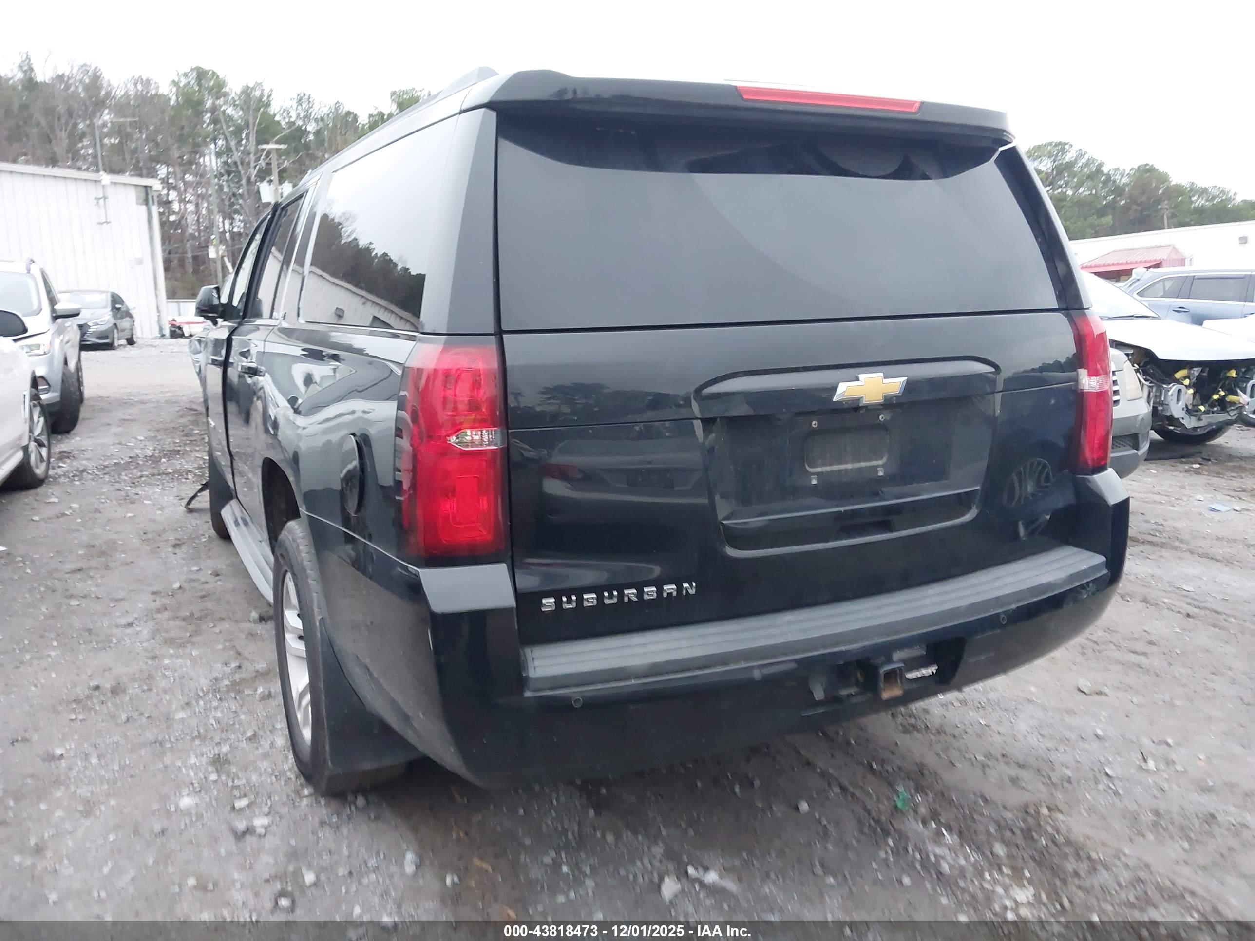 CHEVROLET SUBURBAN image 3