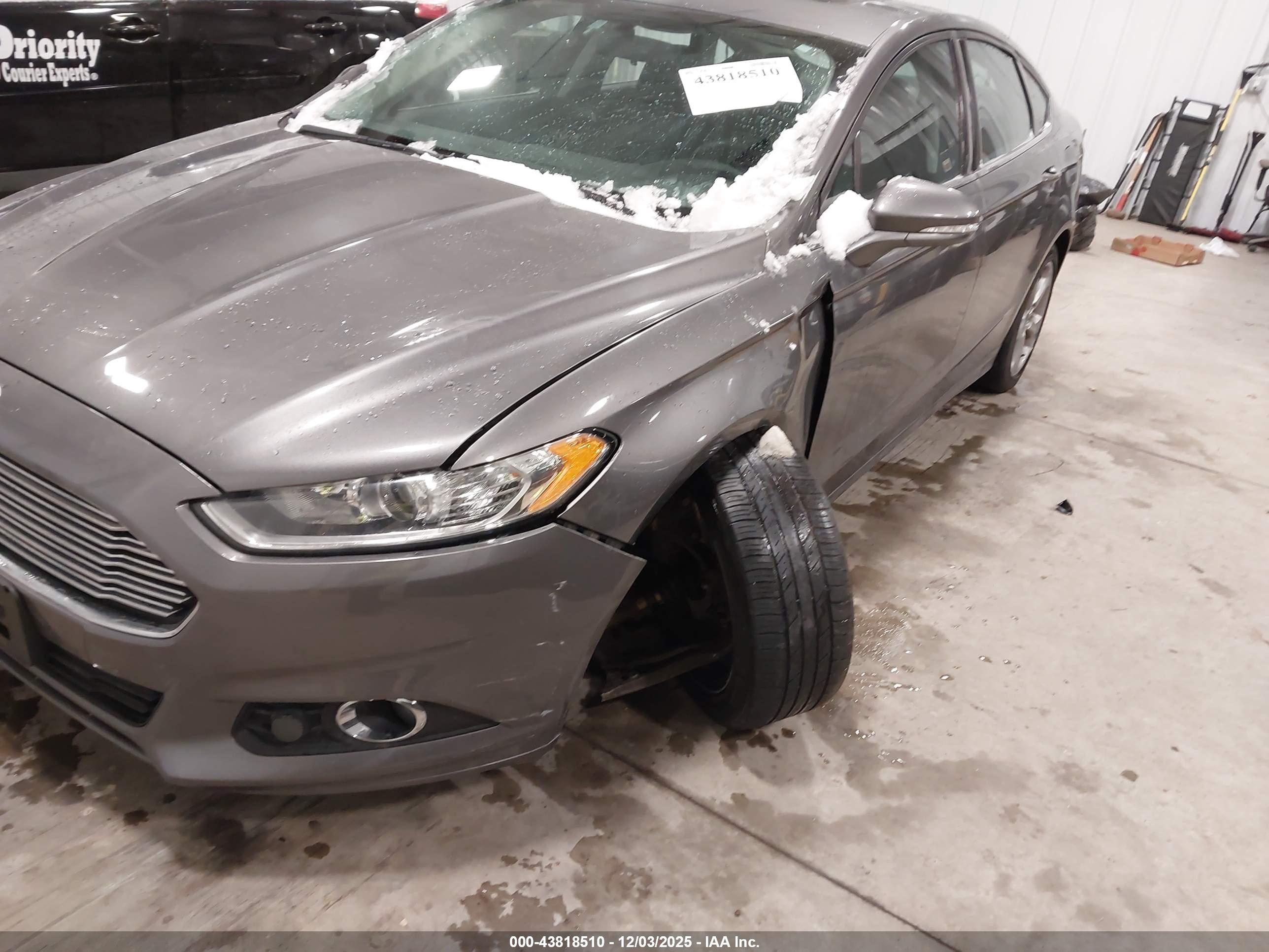 FORD FUSION image 6
