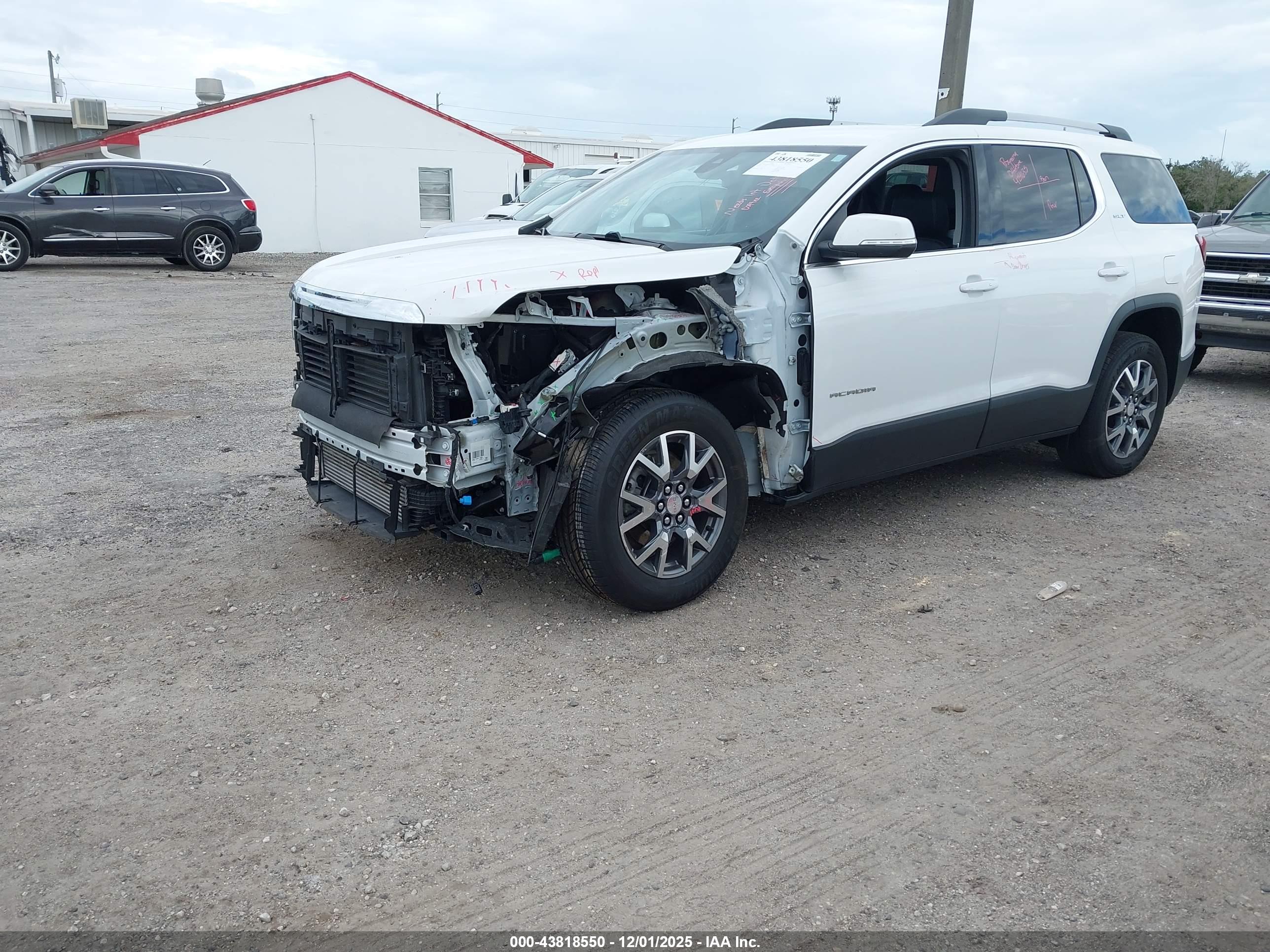GMC ACADIA image 2