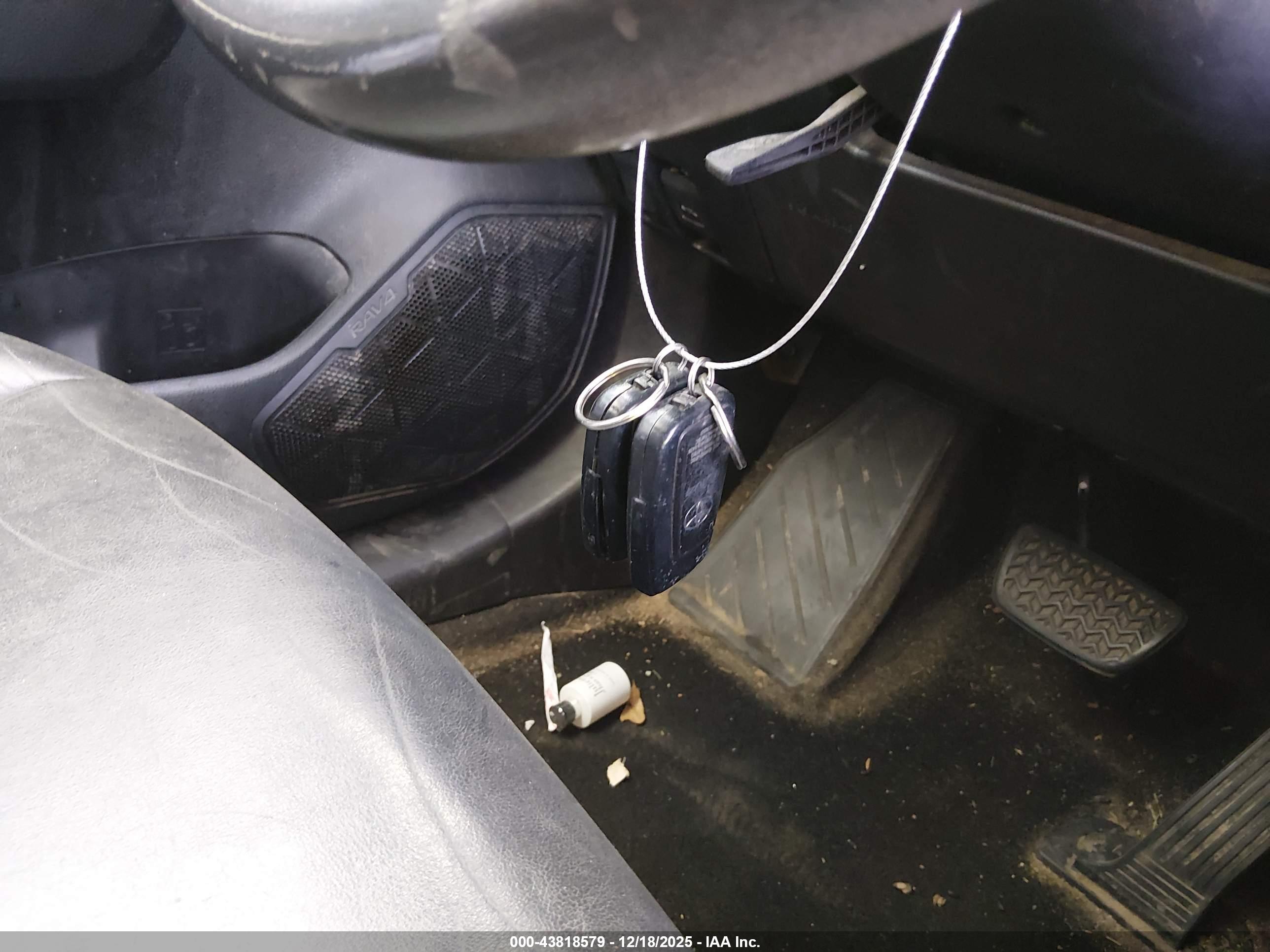 TOYOTA RAV4 image 11