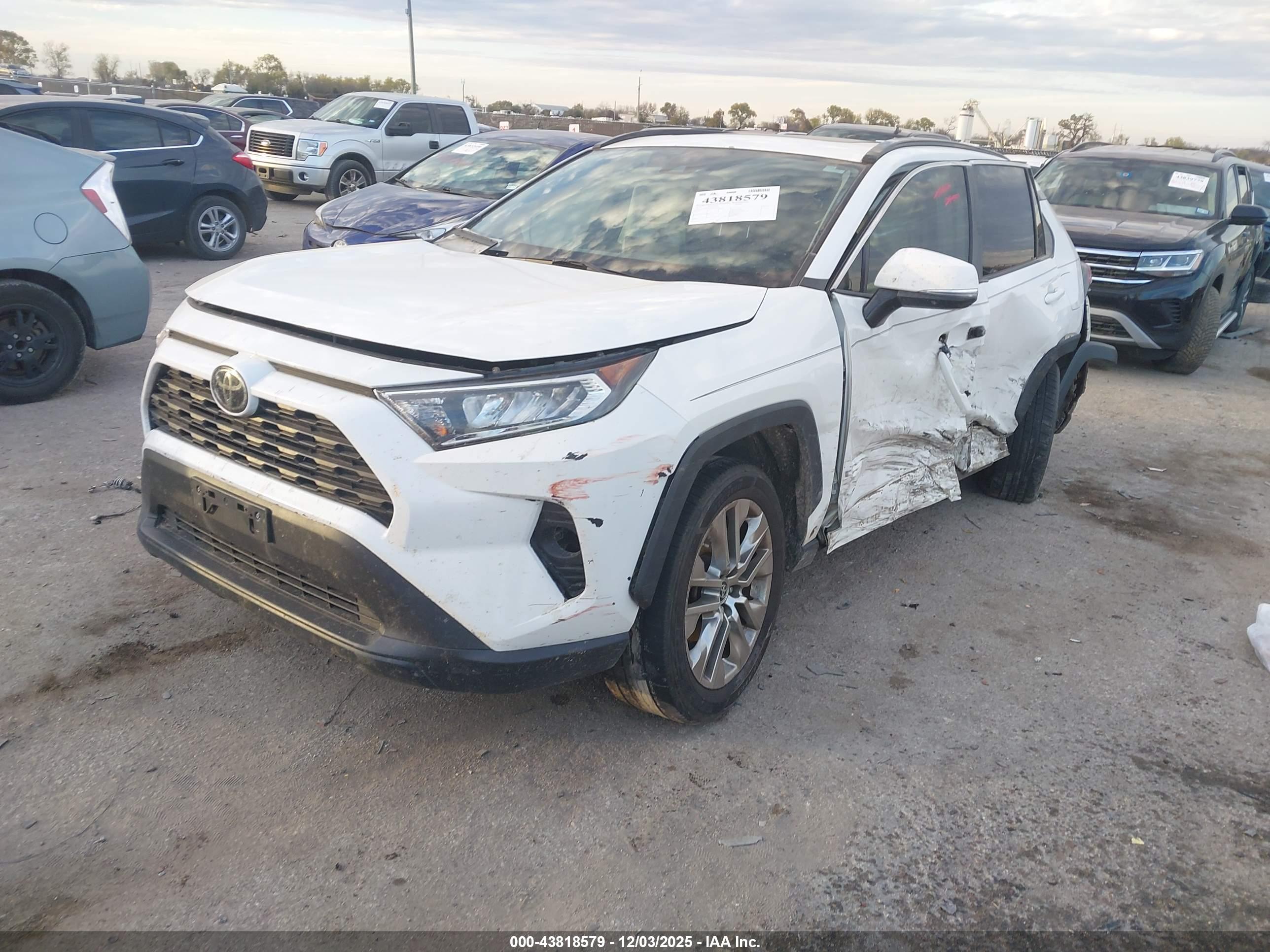 TOYOTA RAV4 image 2