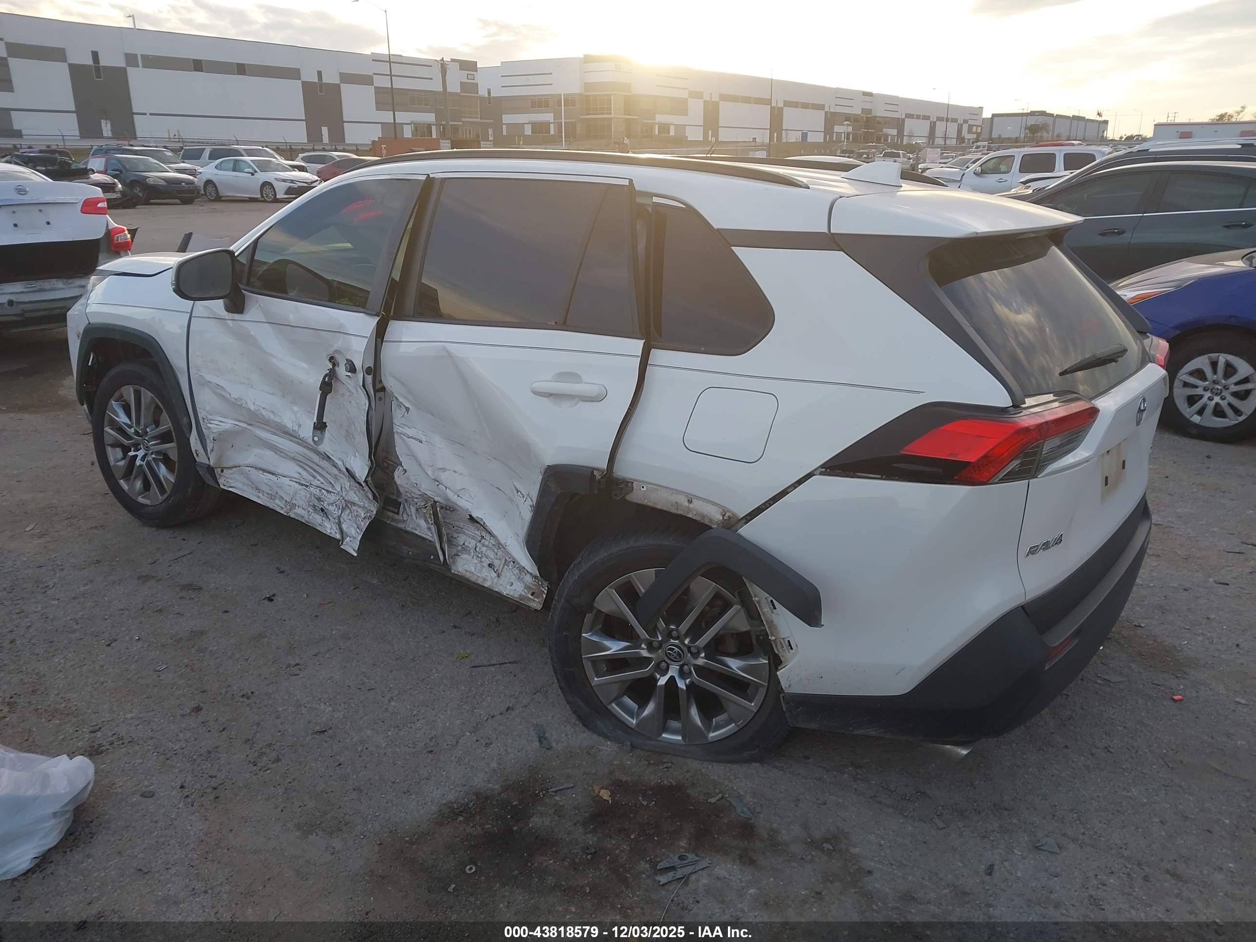 TOYOTA RAV4 image 3