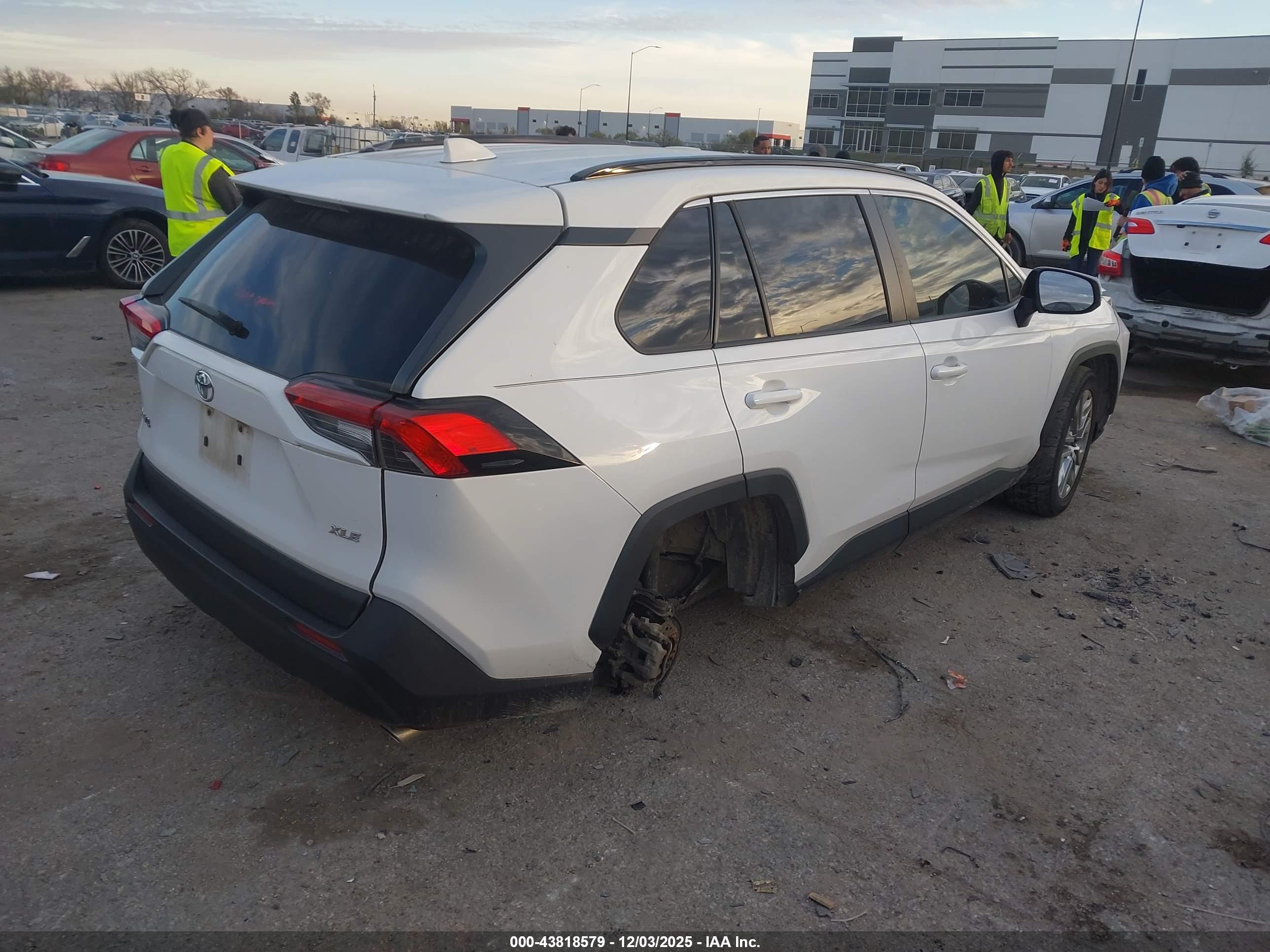 TOYOTA RAV4 image 4