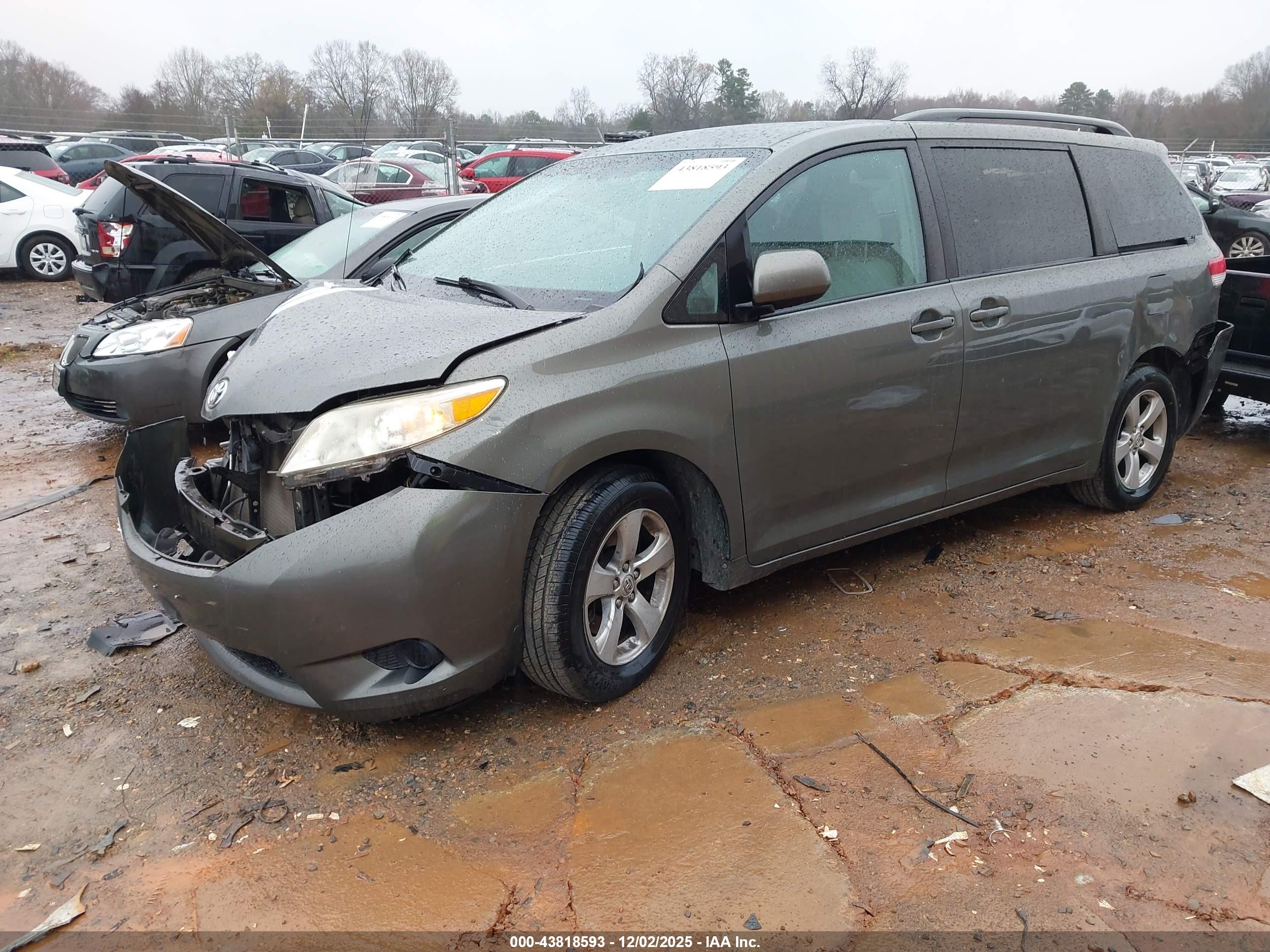 TOYOTA SIENNA image 2