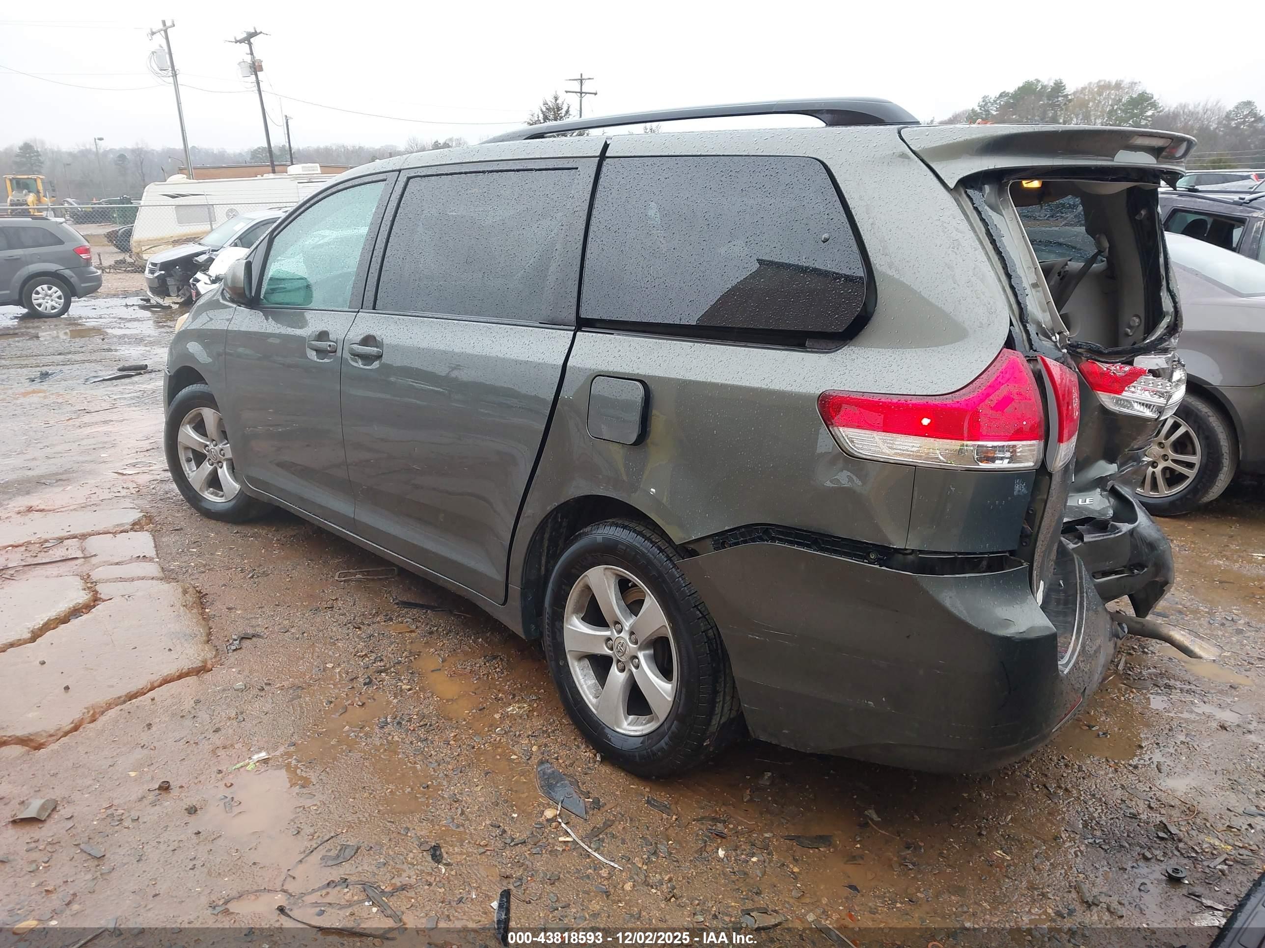 TOYOTA SIENNA image 3