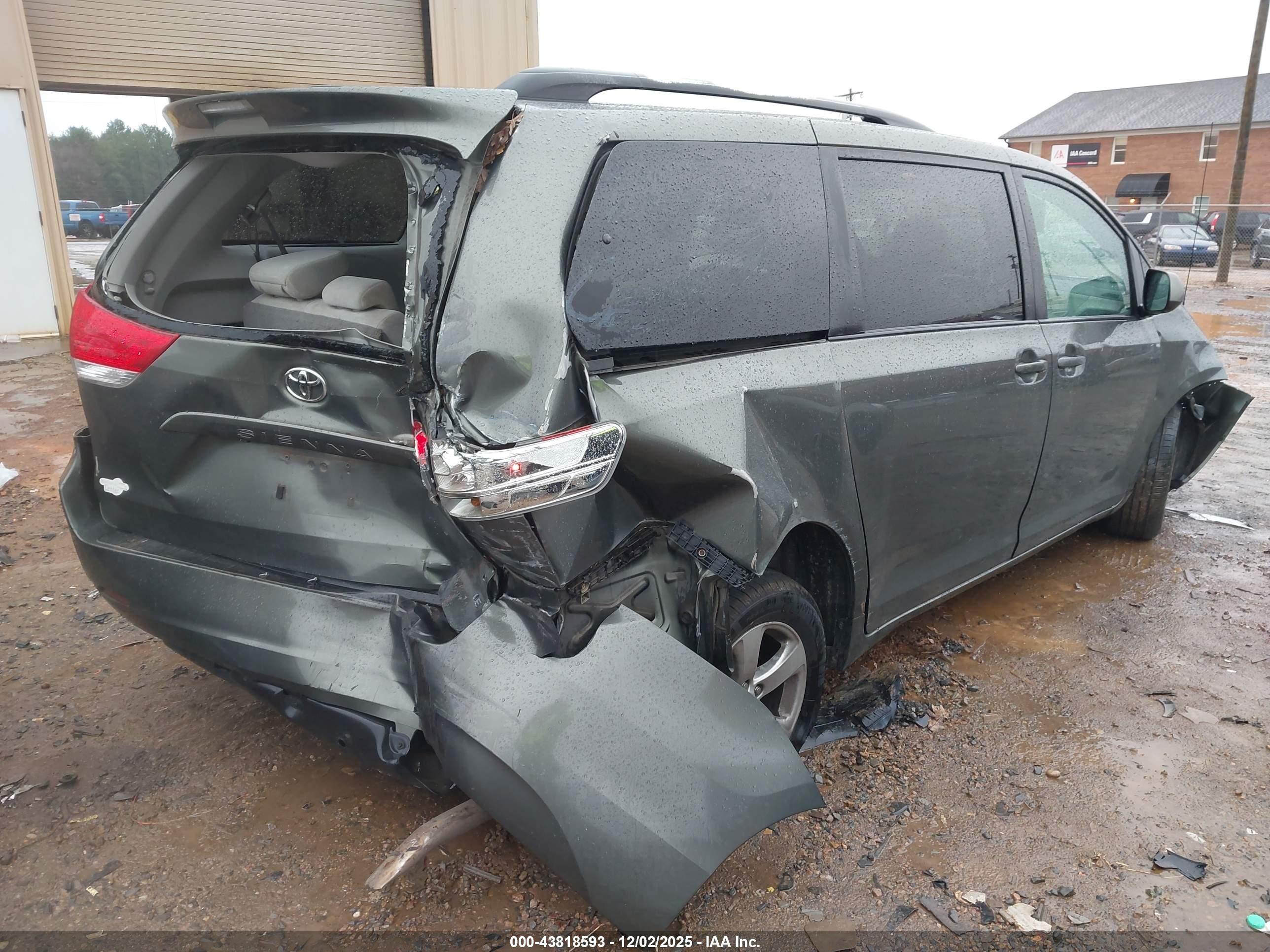TOYOTA SIENNA image 4