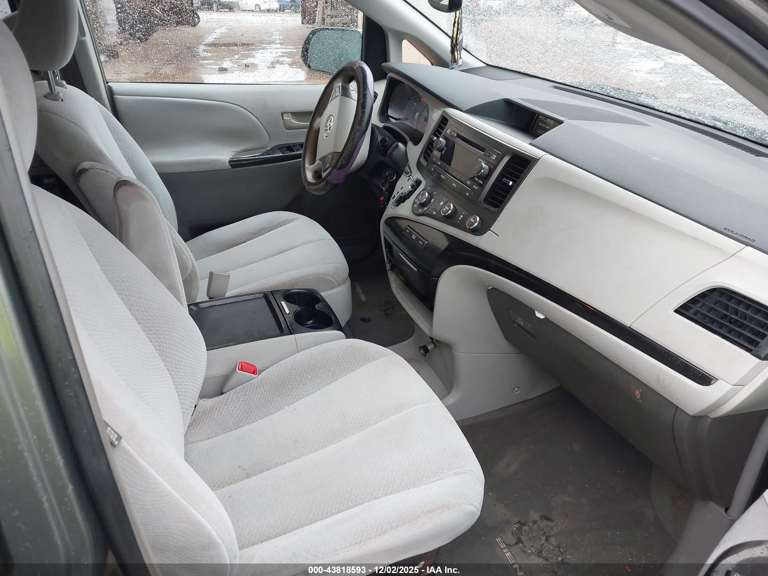 TOYOTA SIENNA image 5