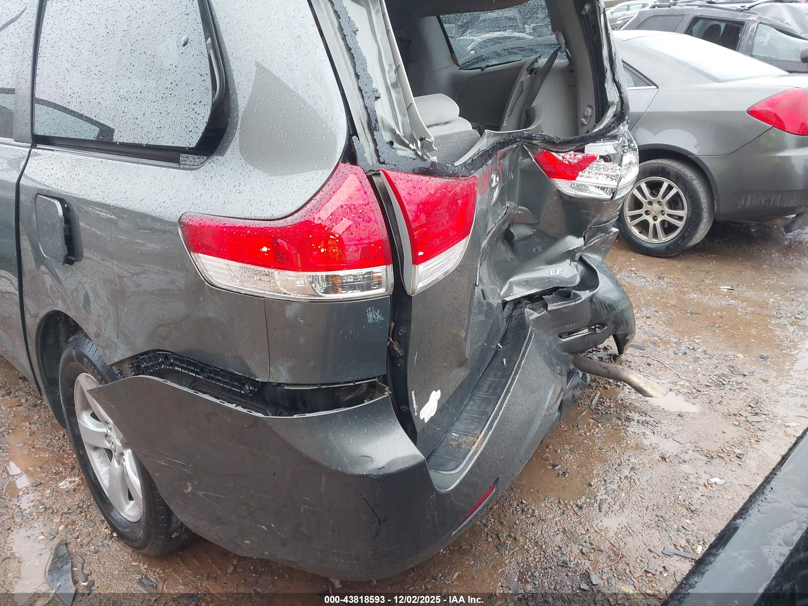 TOYOTA SIENNA image 6