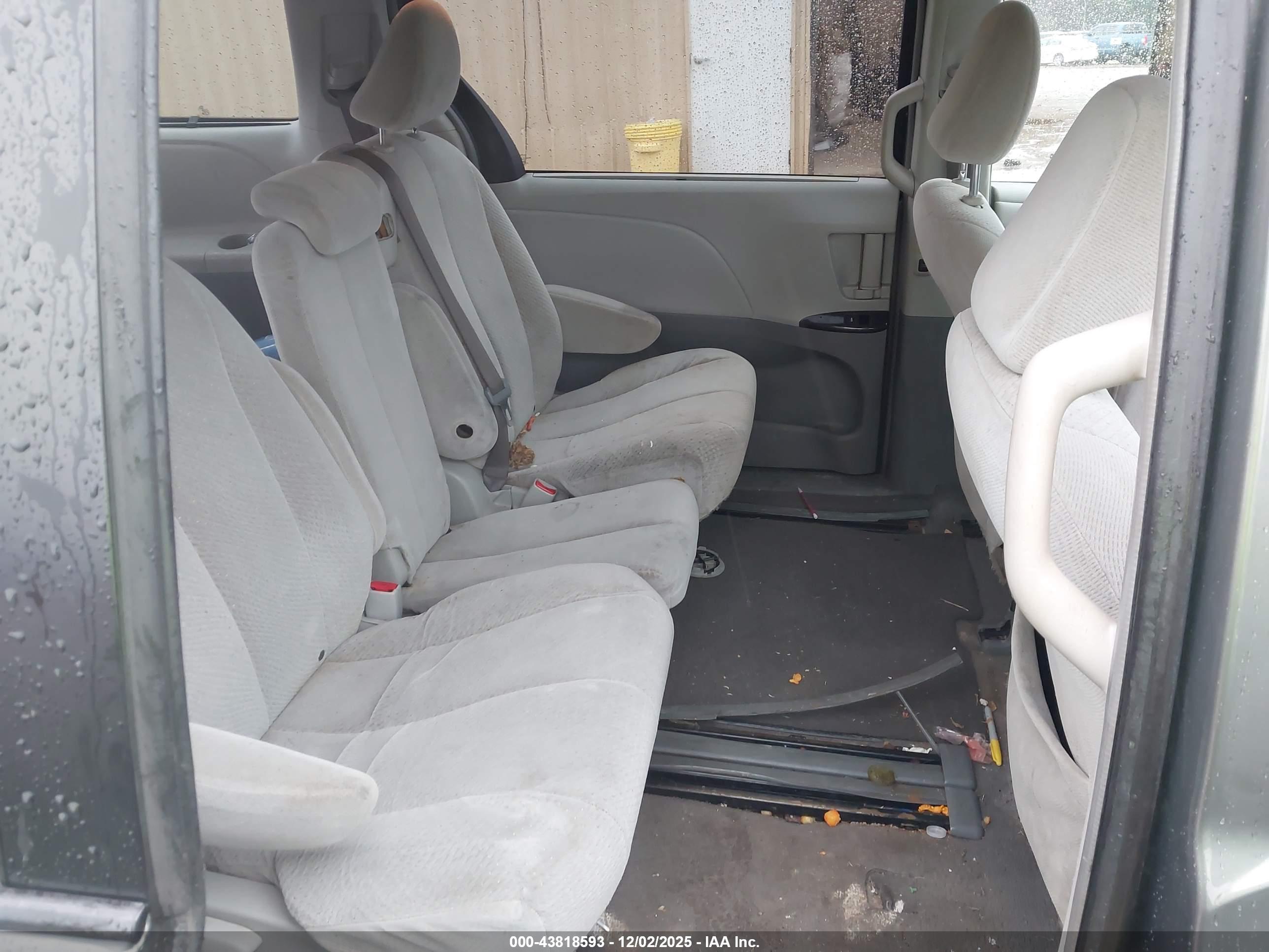 TOYOTA SIENNA image 8