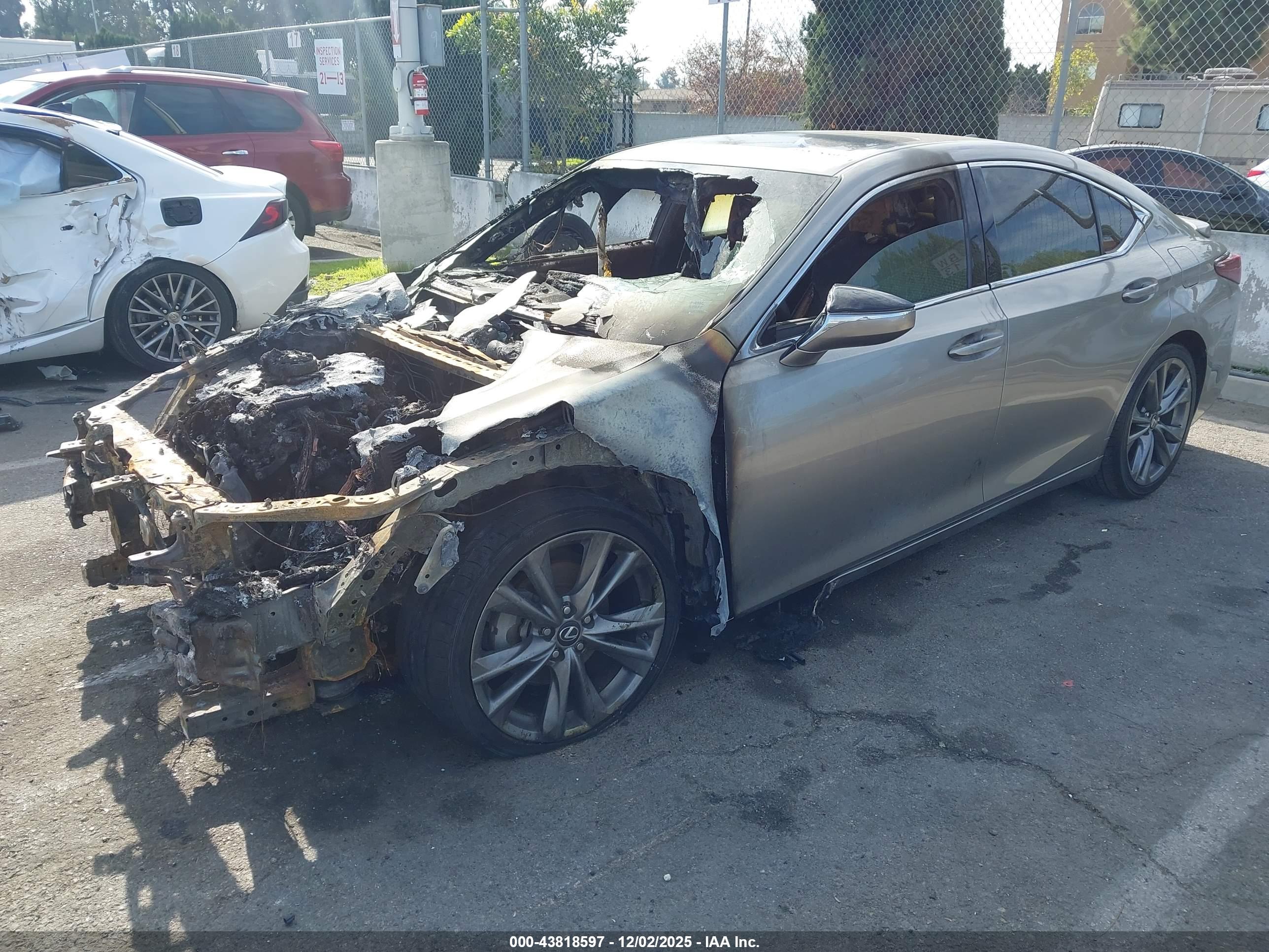 LEXUS ES image 2