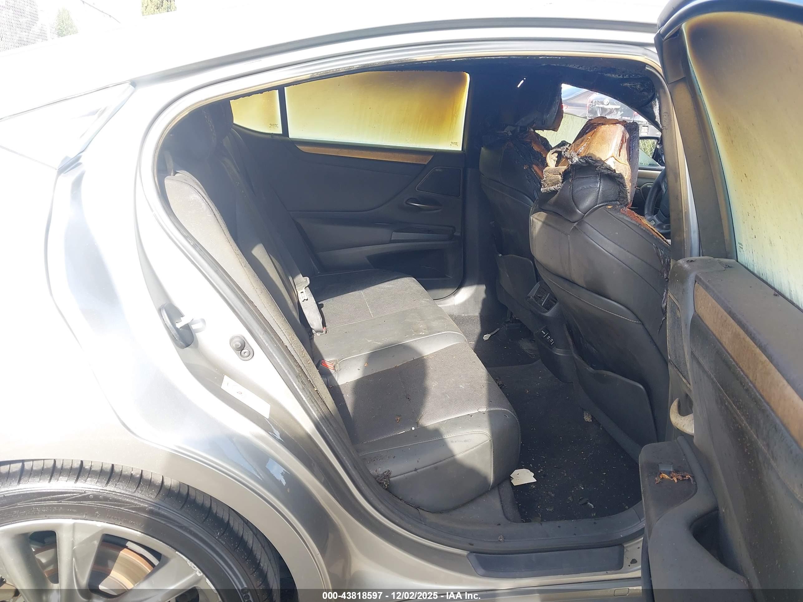 LEXUS ES image 8