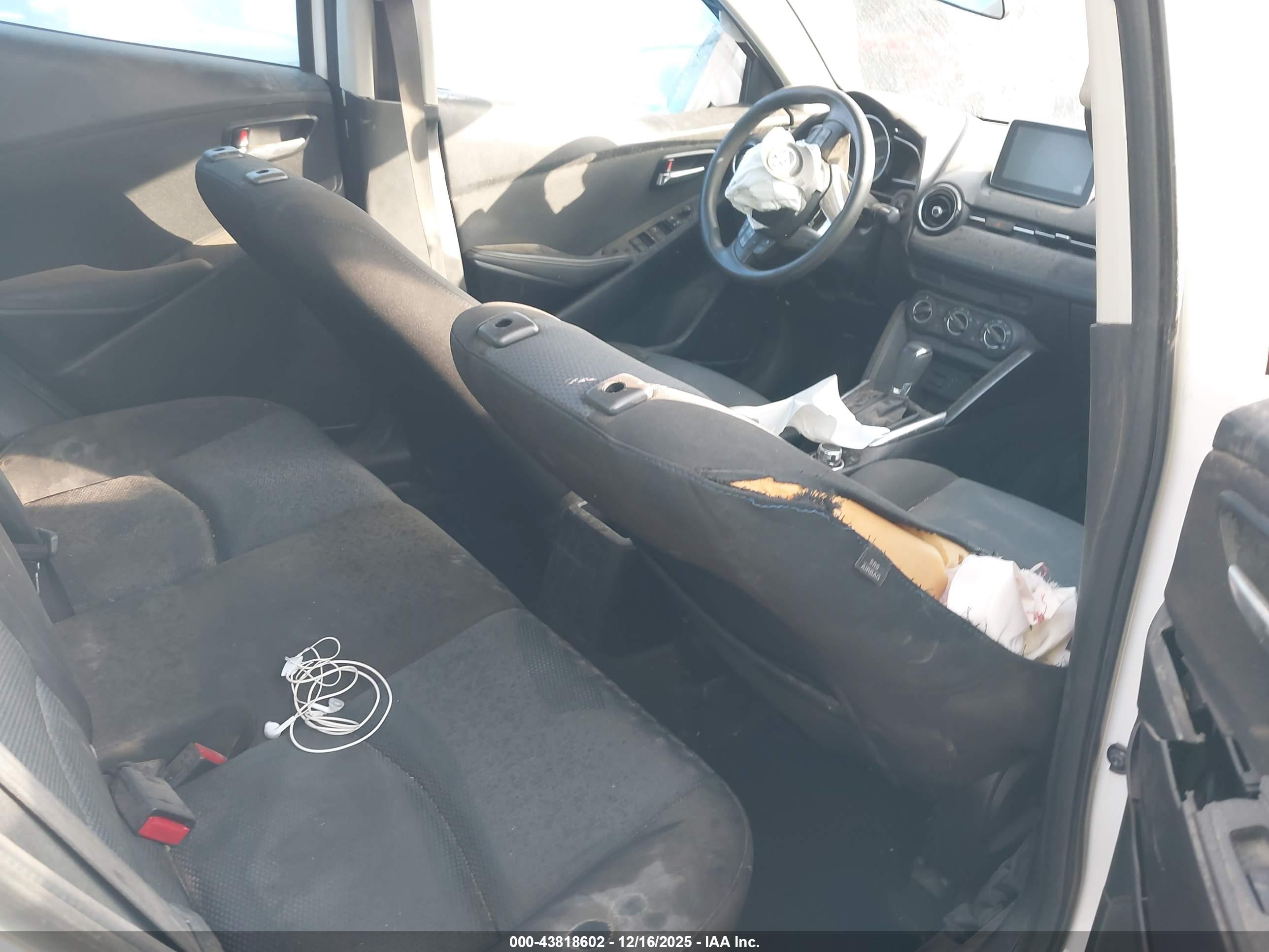 TOYOTA YARIS image 8
