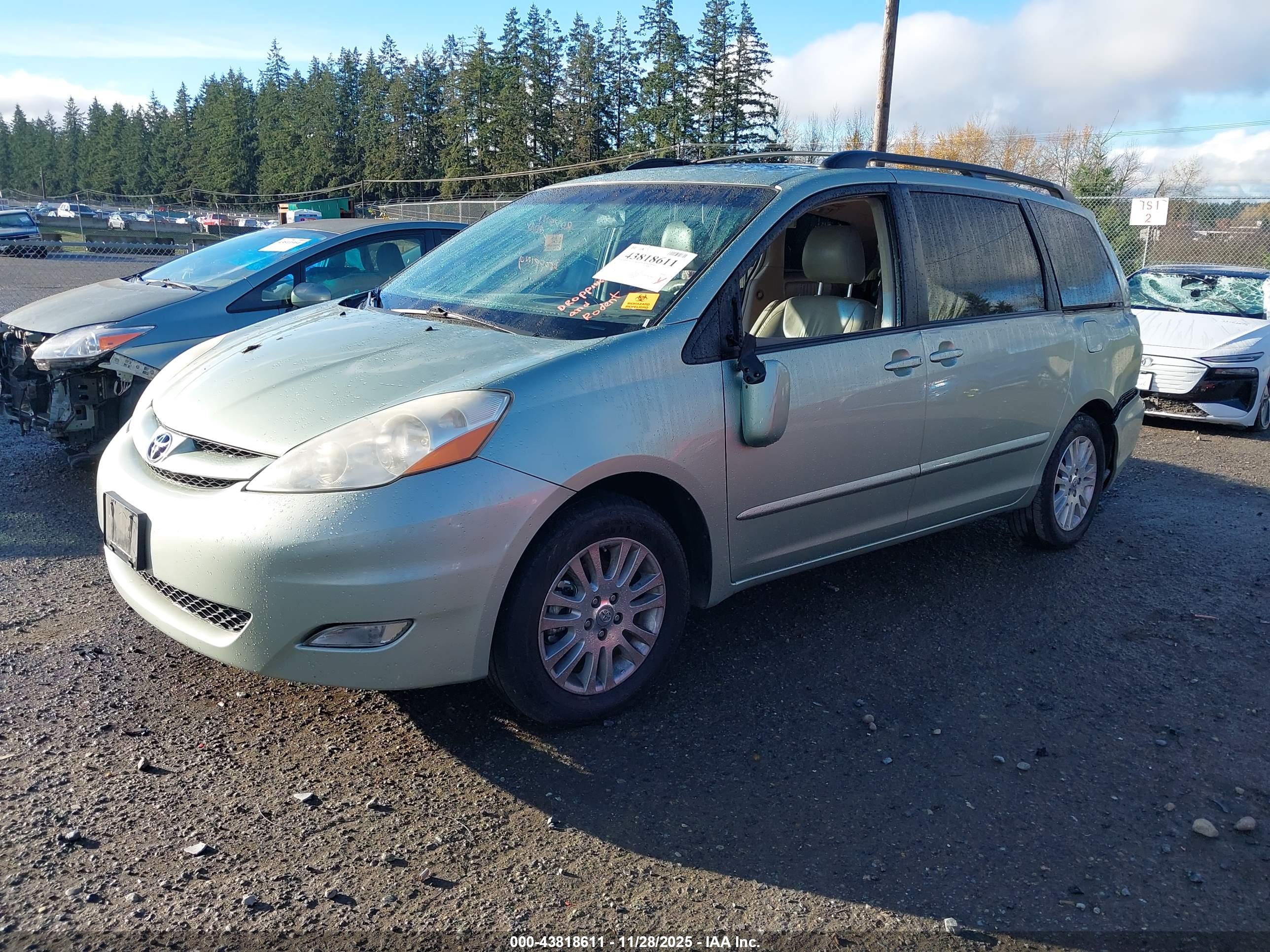 TOYOTA SIENNA image 2
