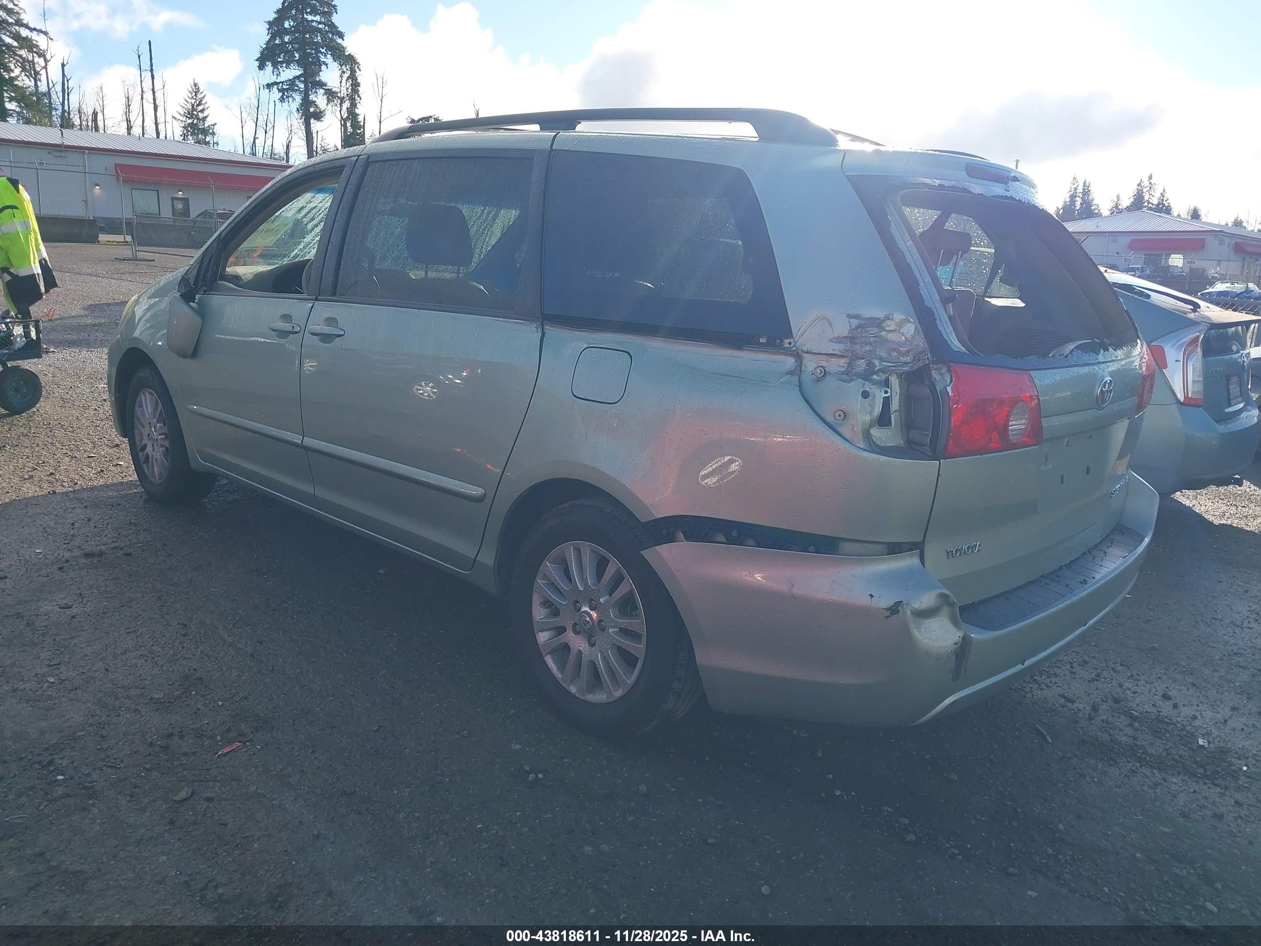 TOYOTA SIENNA image 3