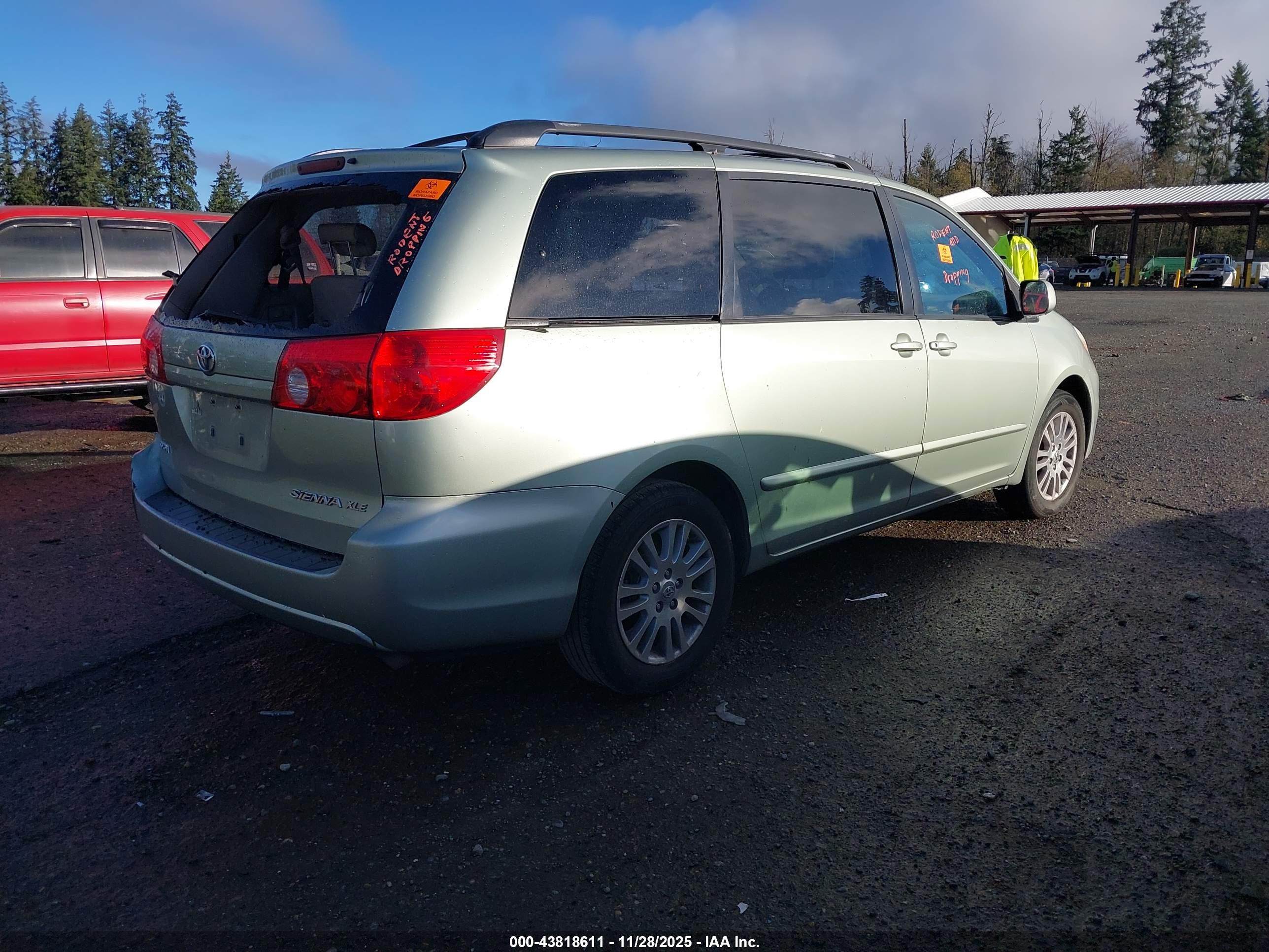 TOYOTA SIENNA image 4