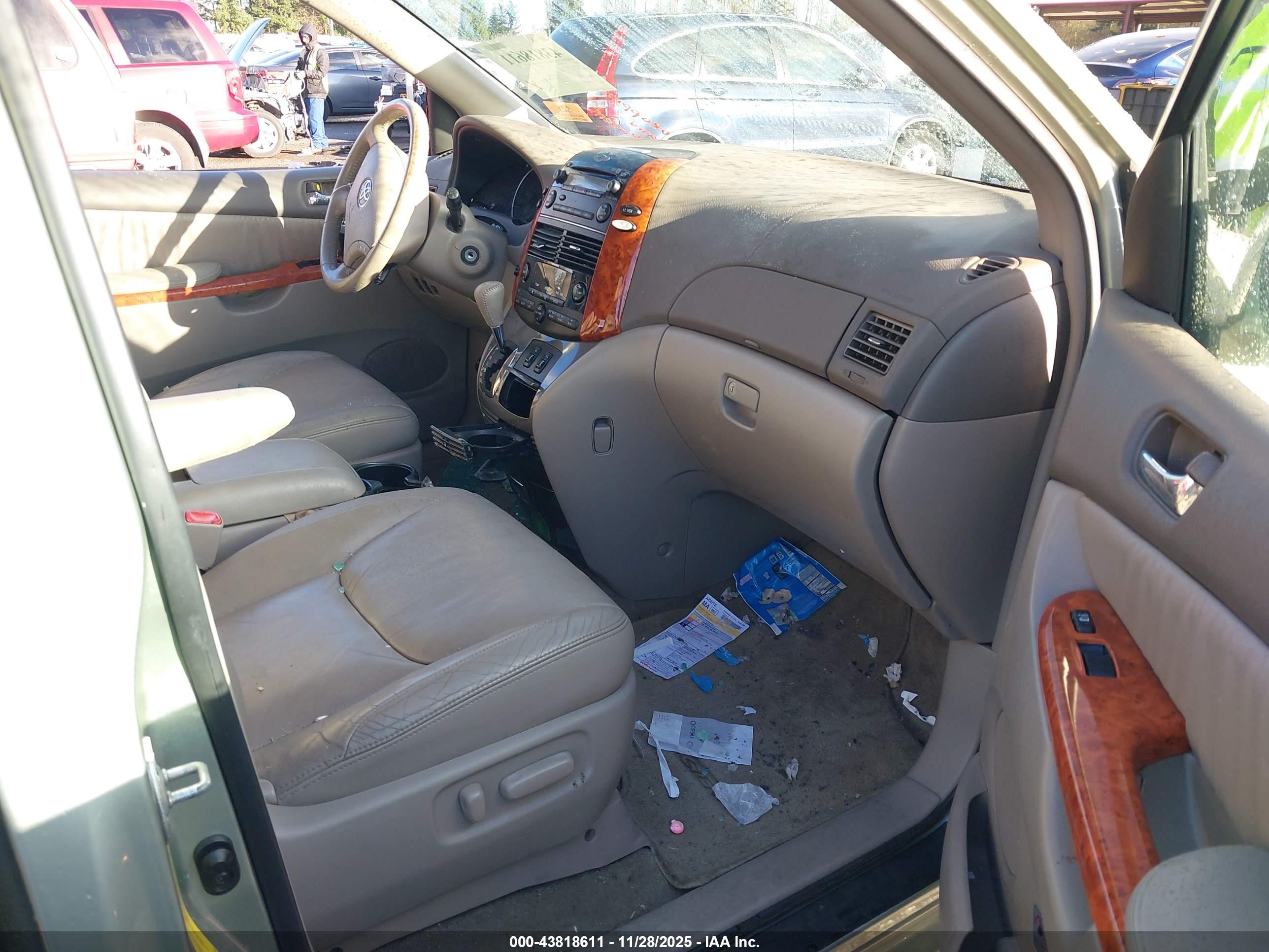 TOYOTA SIENNA image 5
