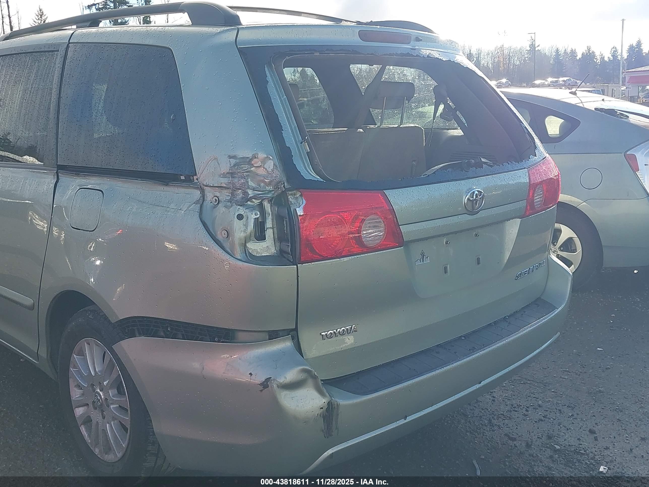 TOYOTA SIENNA image 6