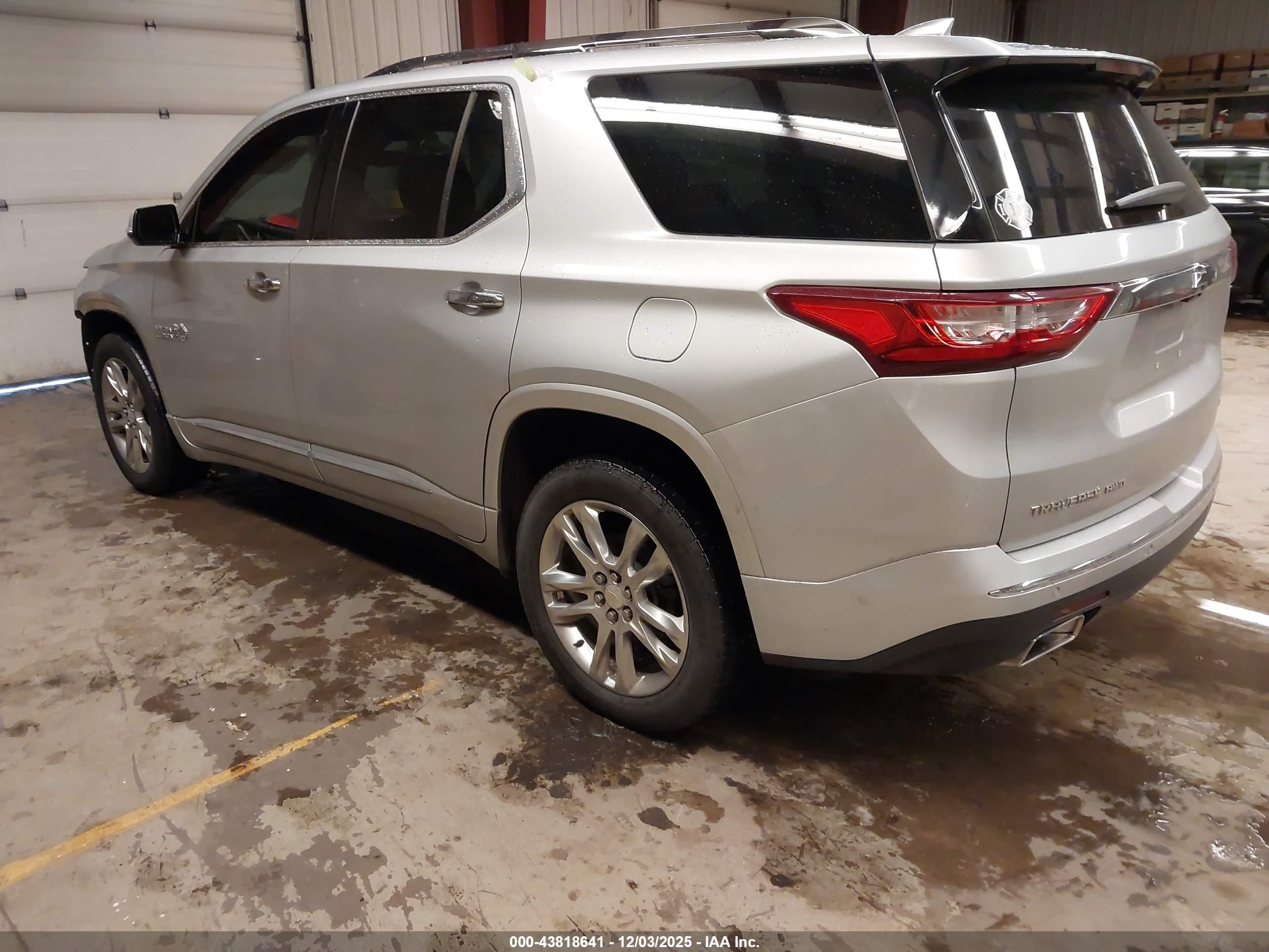 CHEVROLET TRAVERSE image 3