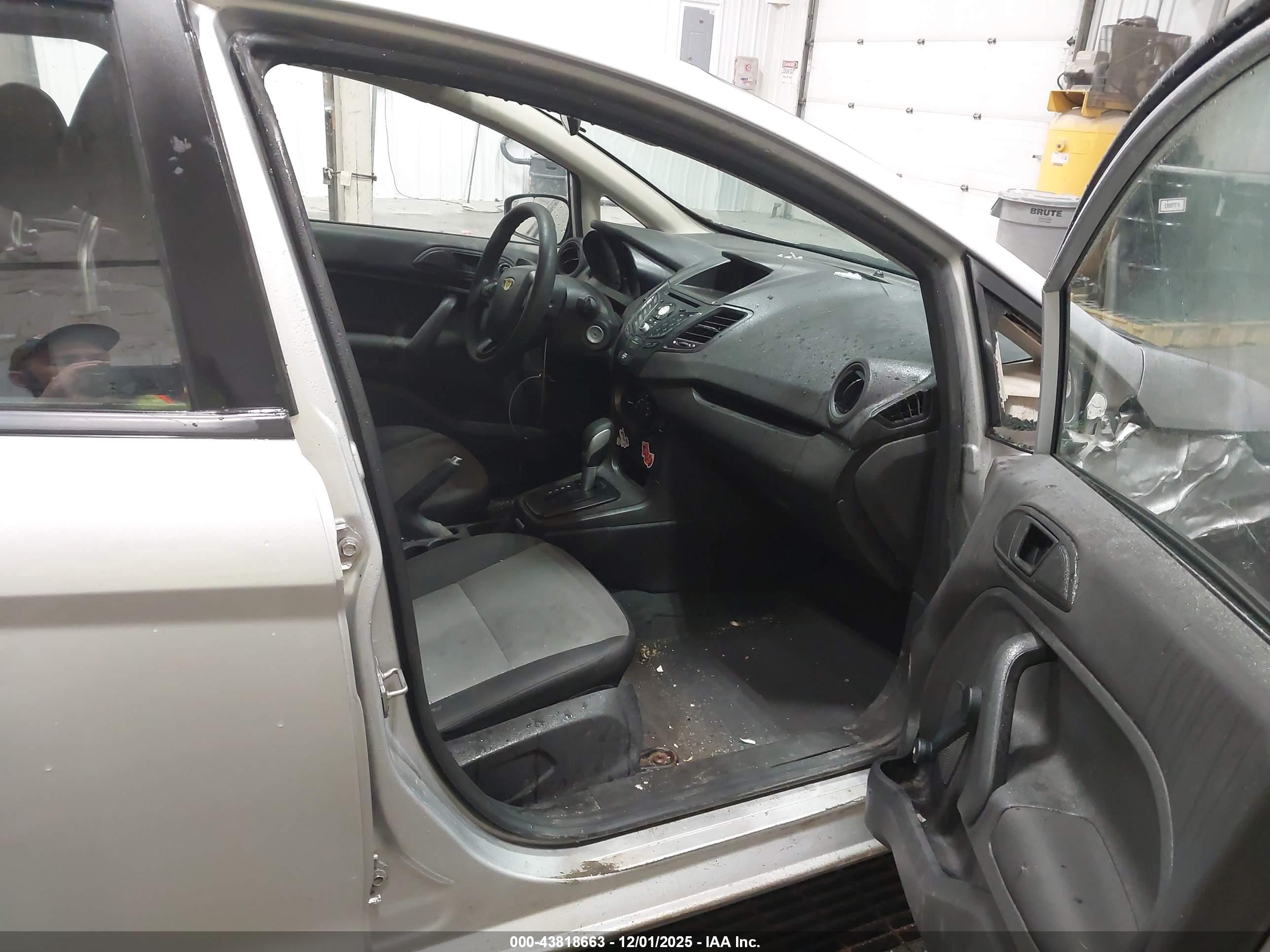 FORD FIESTA image 5