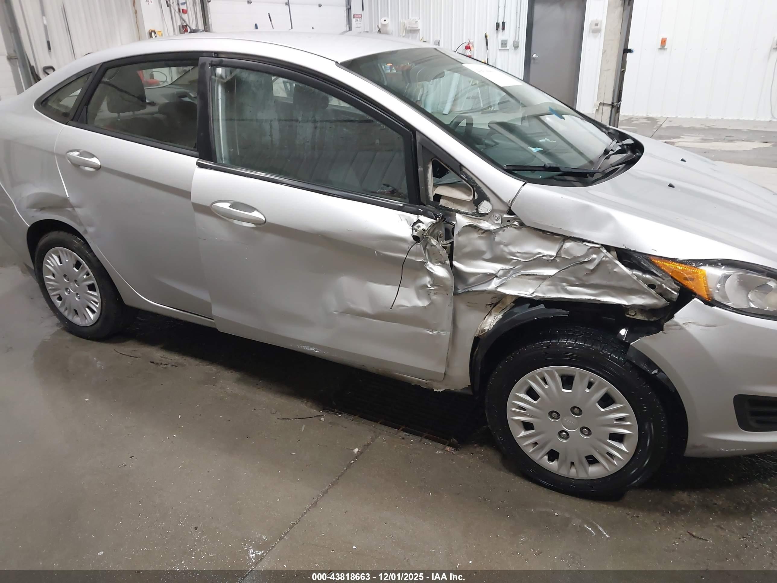 FORD FIESTA image 6