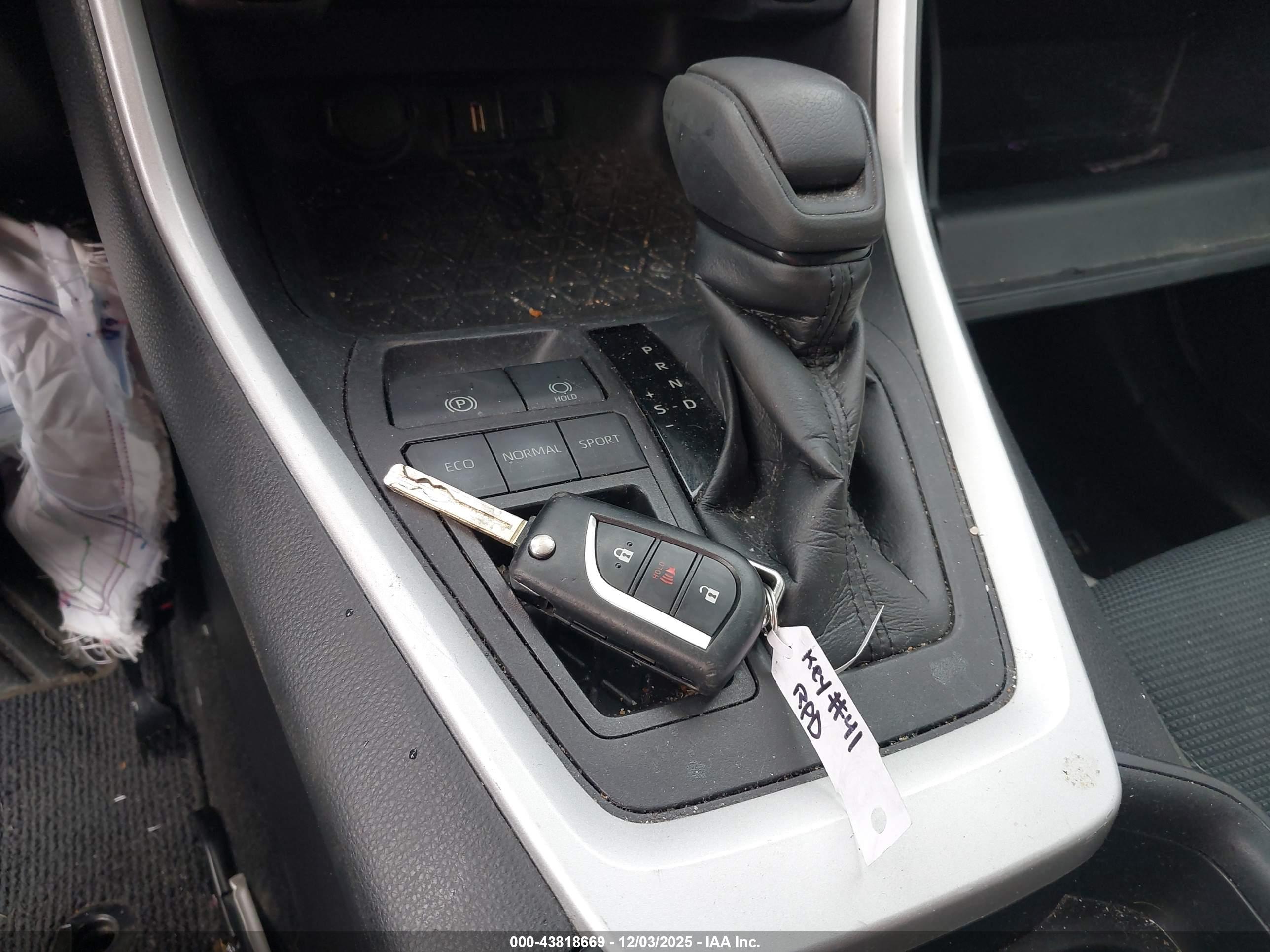 TOYOTA RAV4 image 11