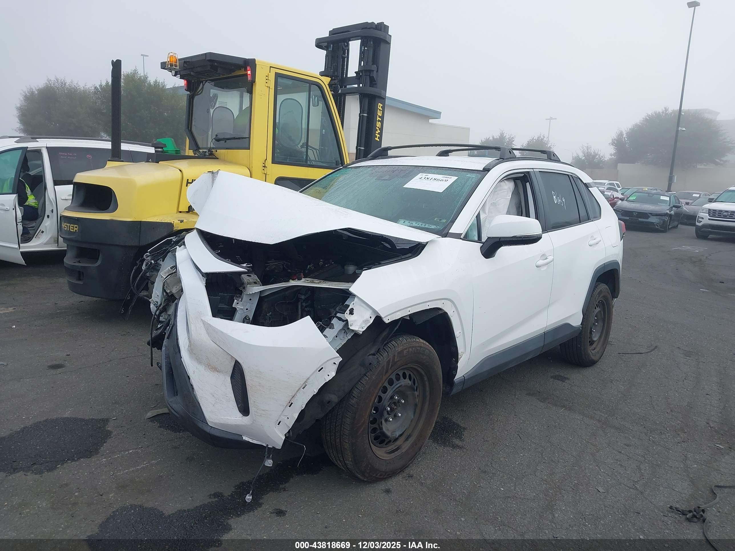 TOYOTA RAV4 image 2