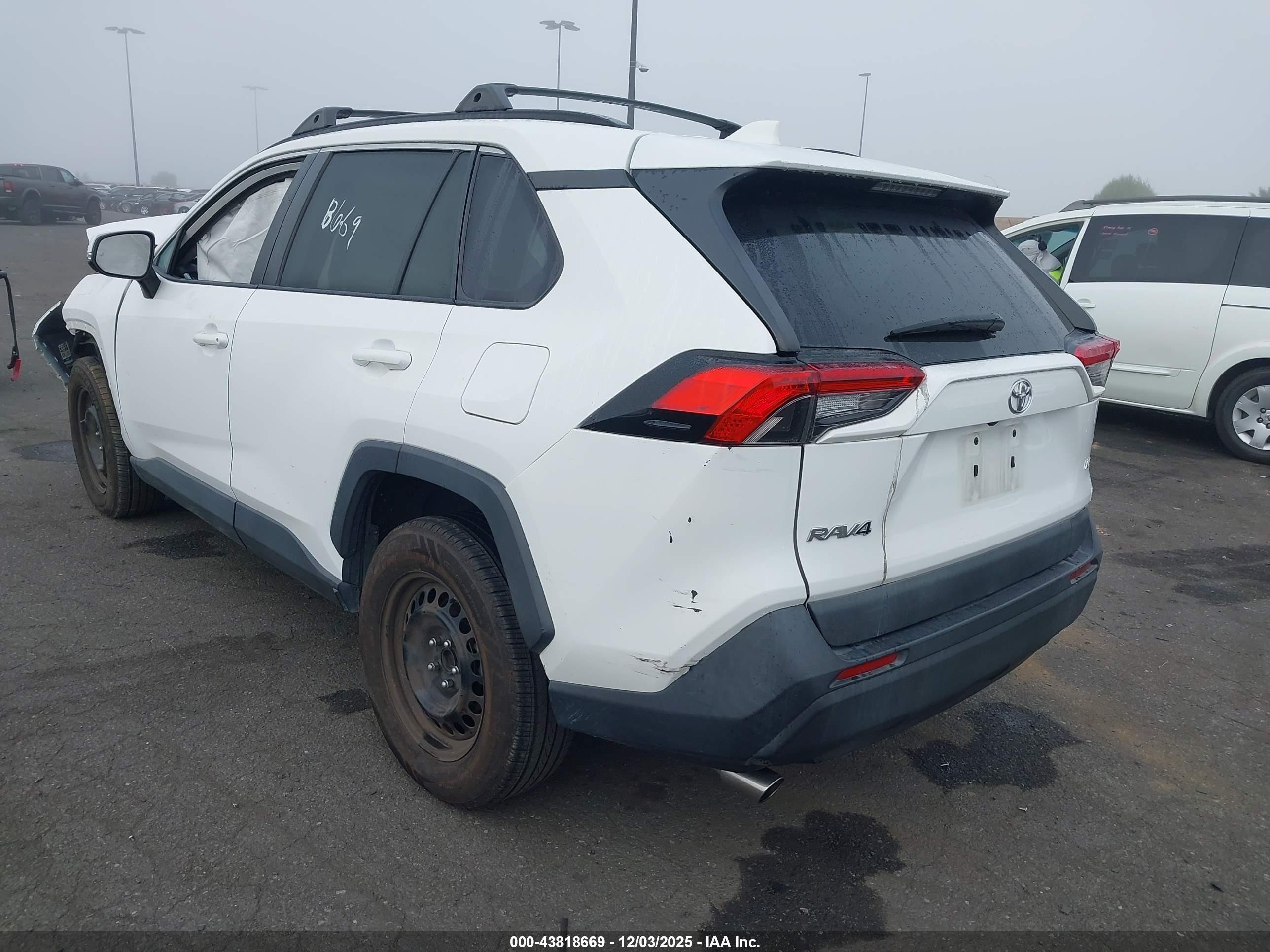 TOYOTA RAV4 image 3