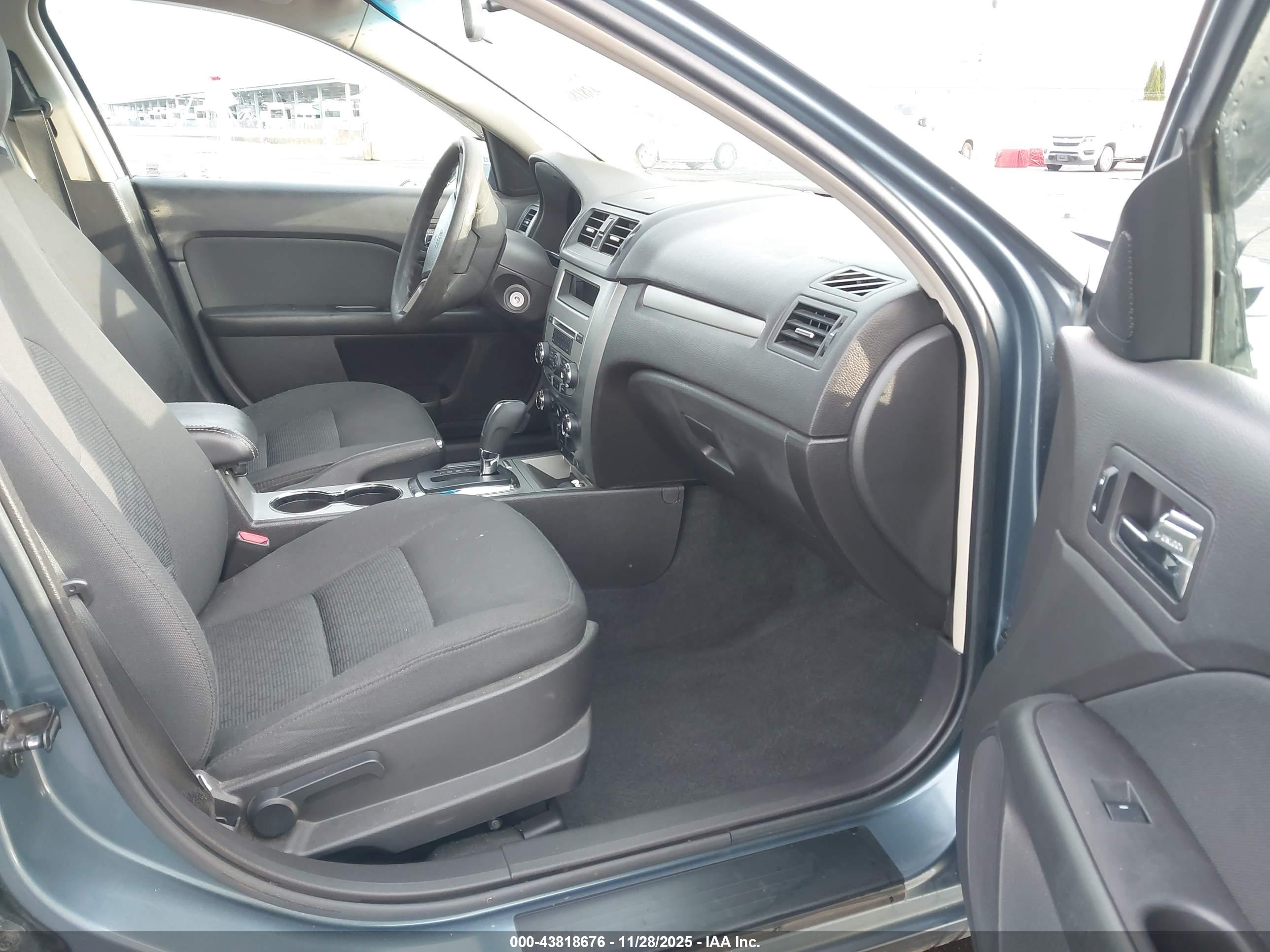 FORD FUSION image 5