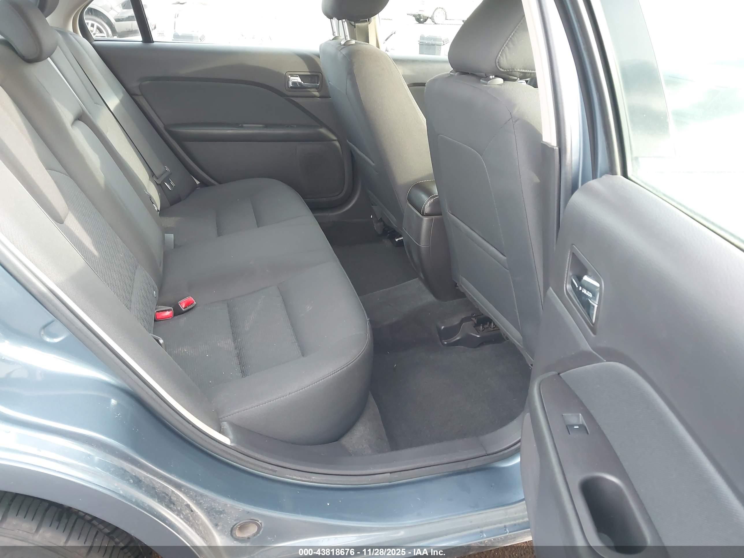 FORD FUSION image 8