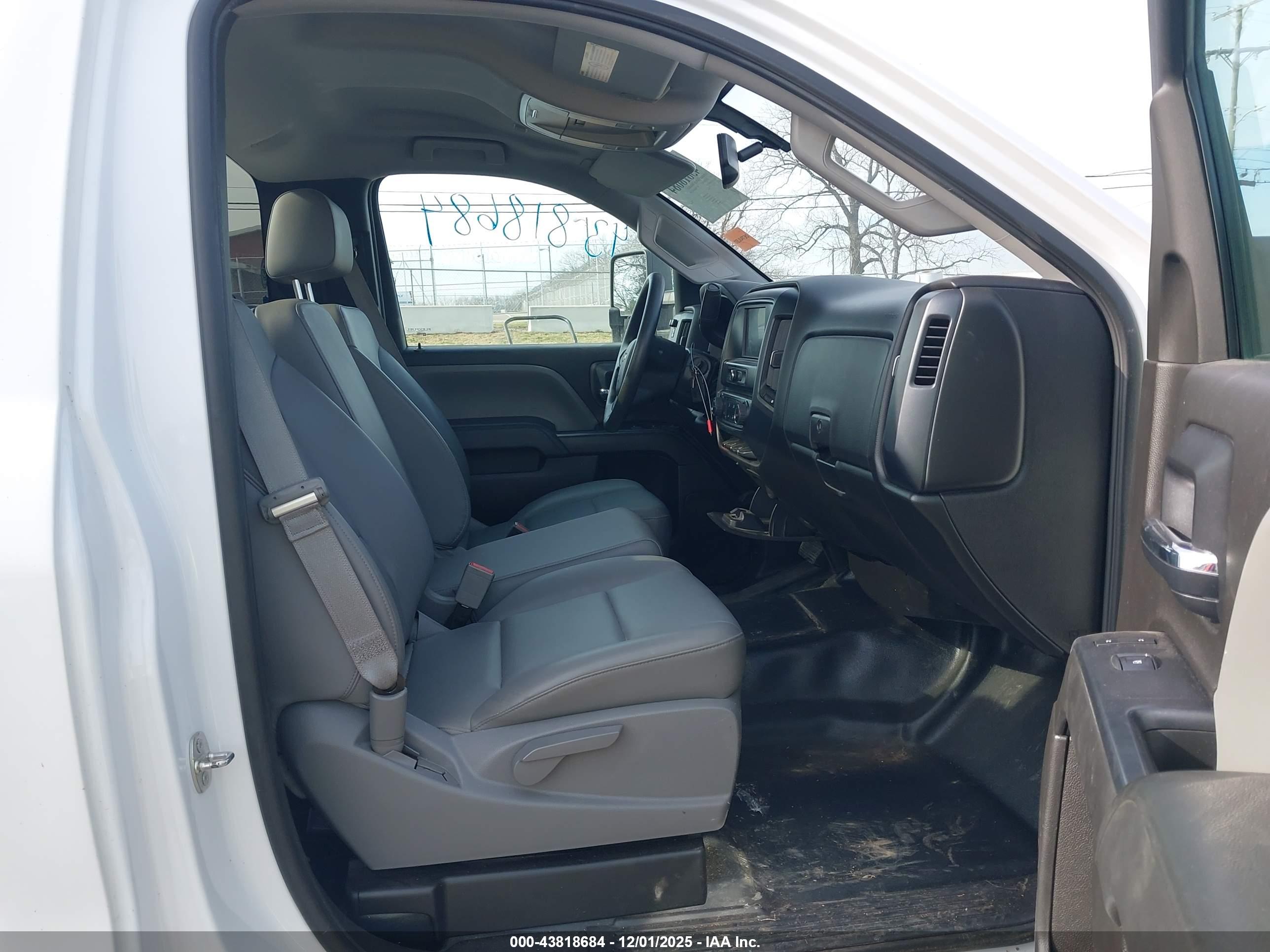 CHEVROLET SILVERADO image 5