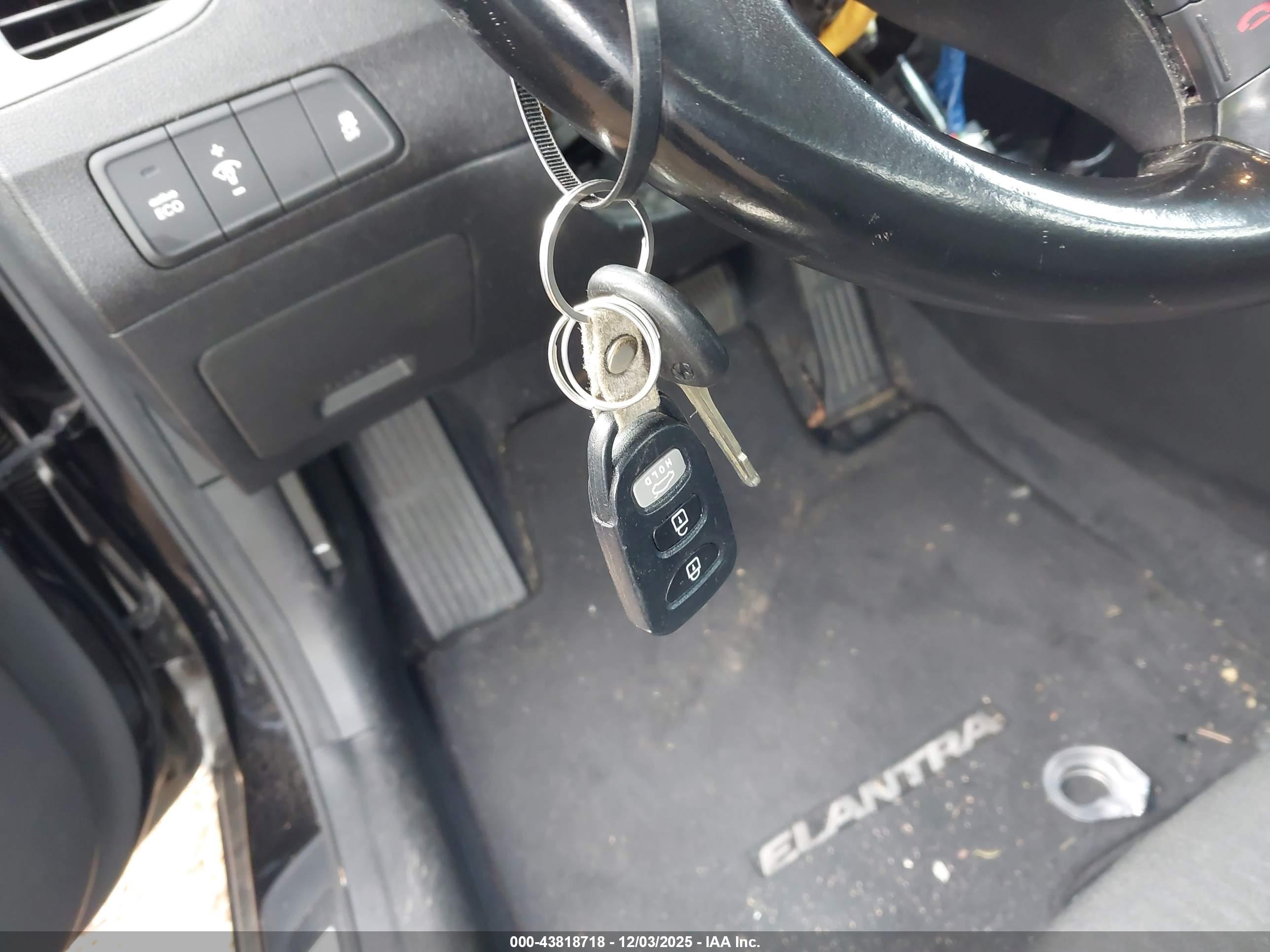 HYUNDAI ELANTRA image 11