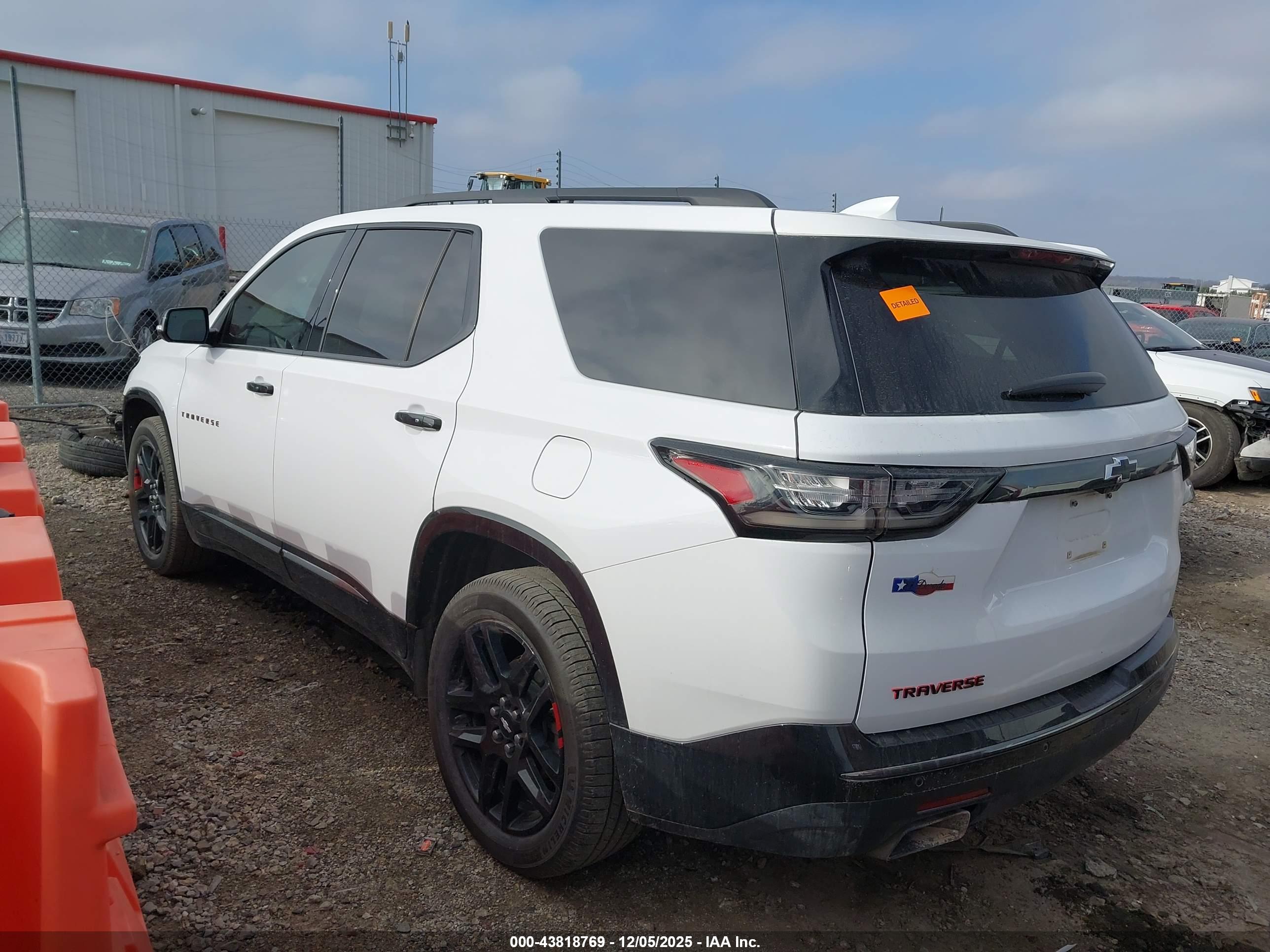 CHEVROLET TRAVERSE image 3