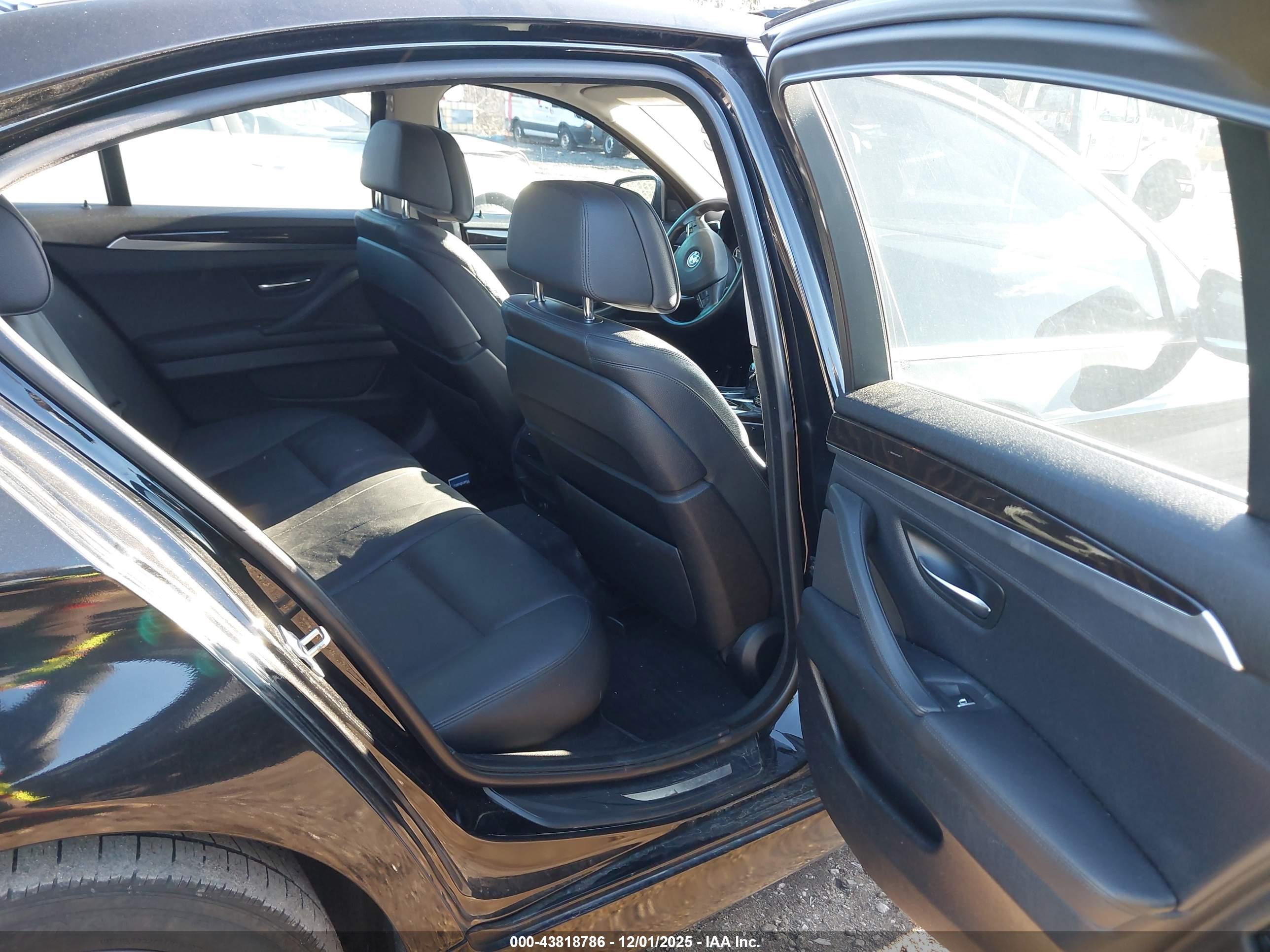 BMW 550I image 8