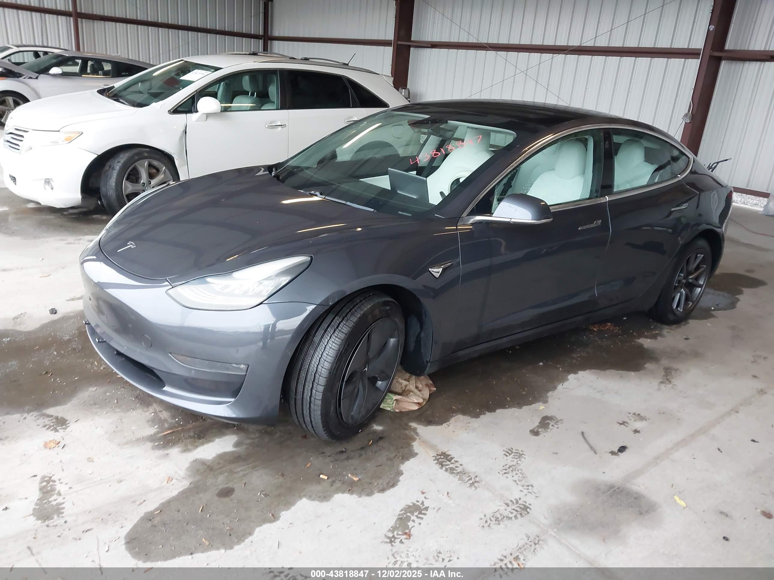 TESLA MODEL image 2