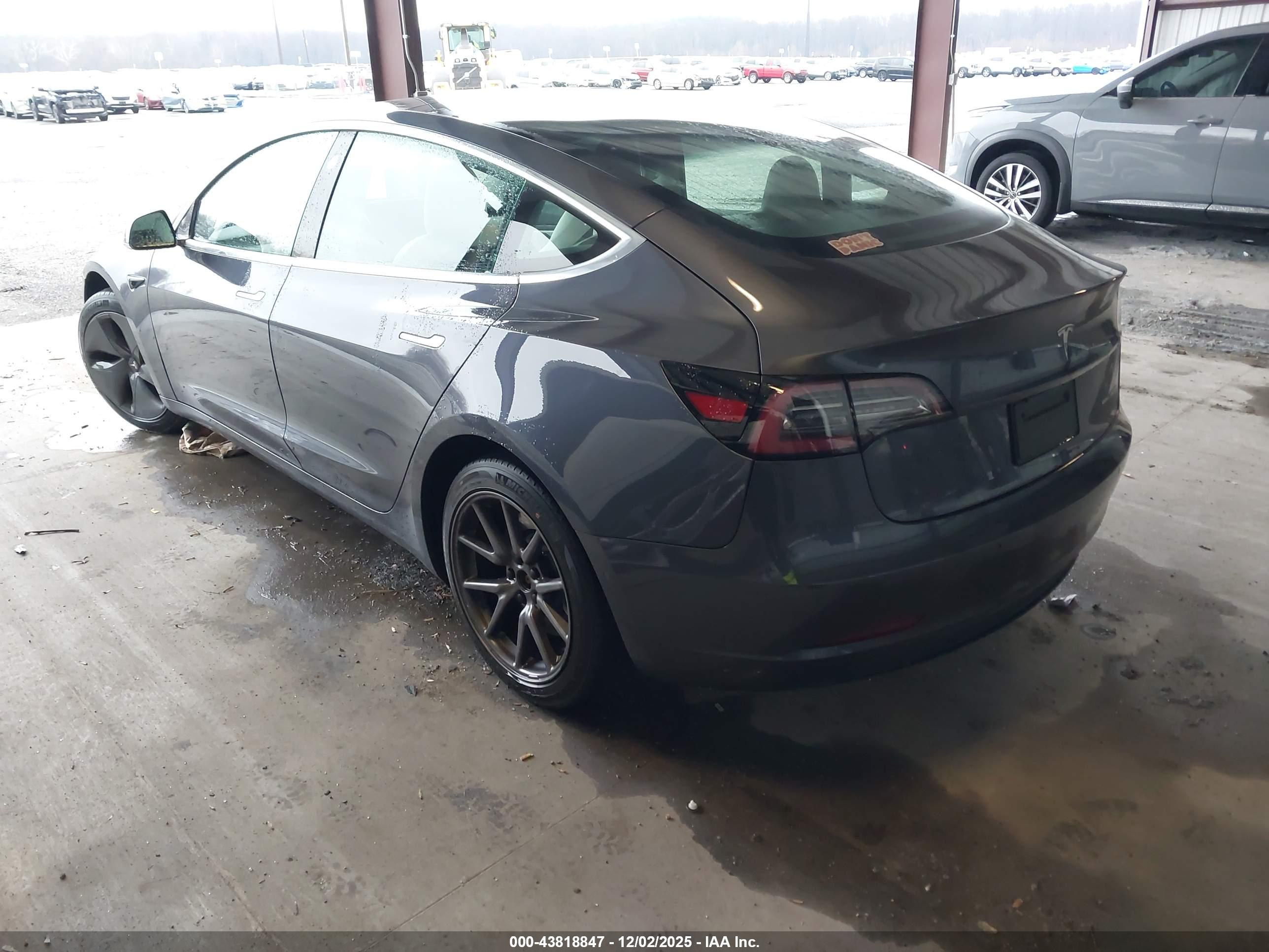TESLA MODEL image 3