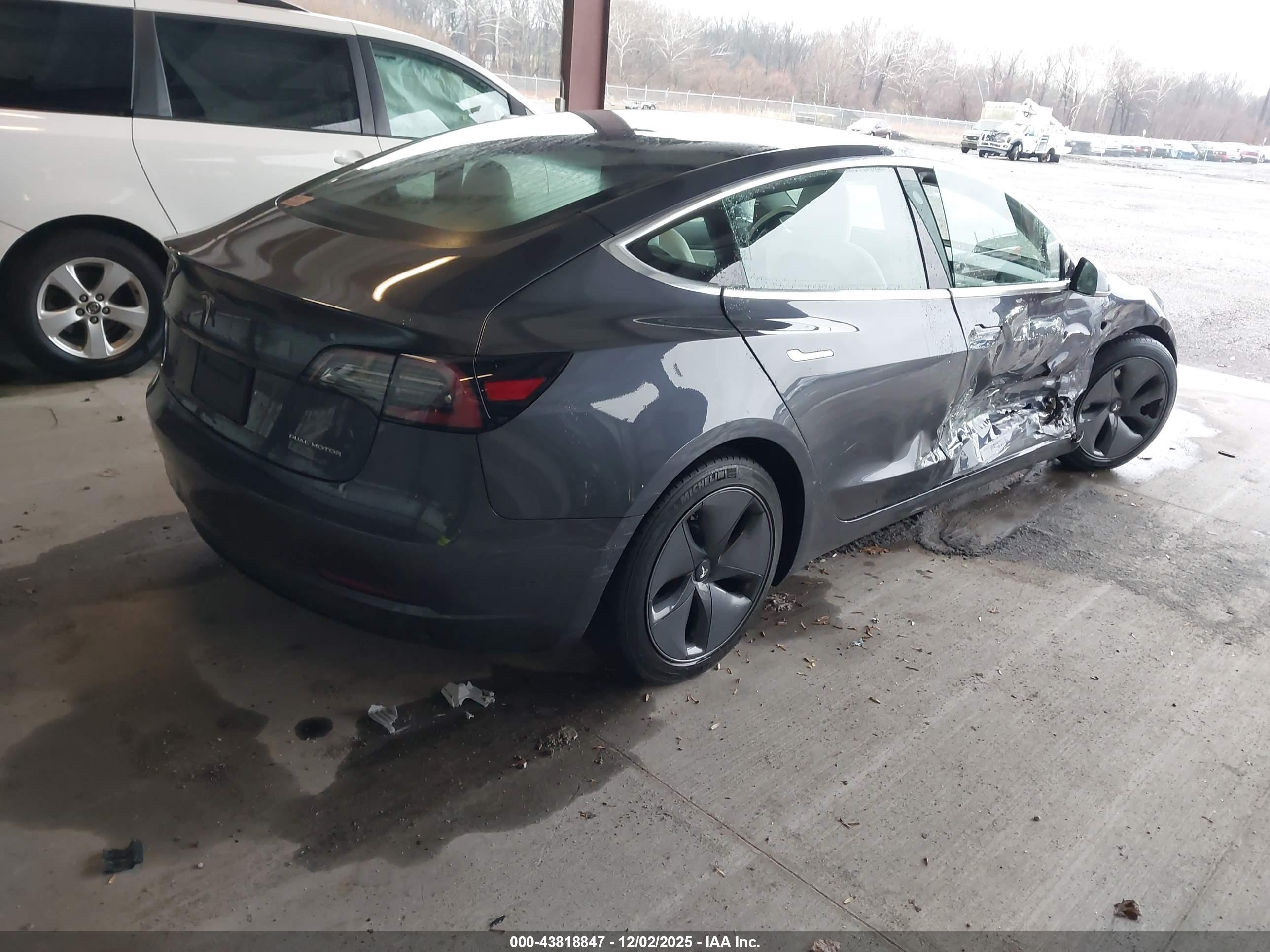 TESLA MODEL image 4