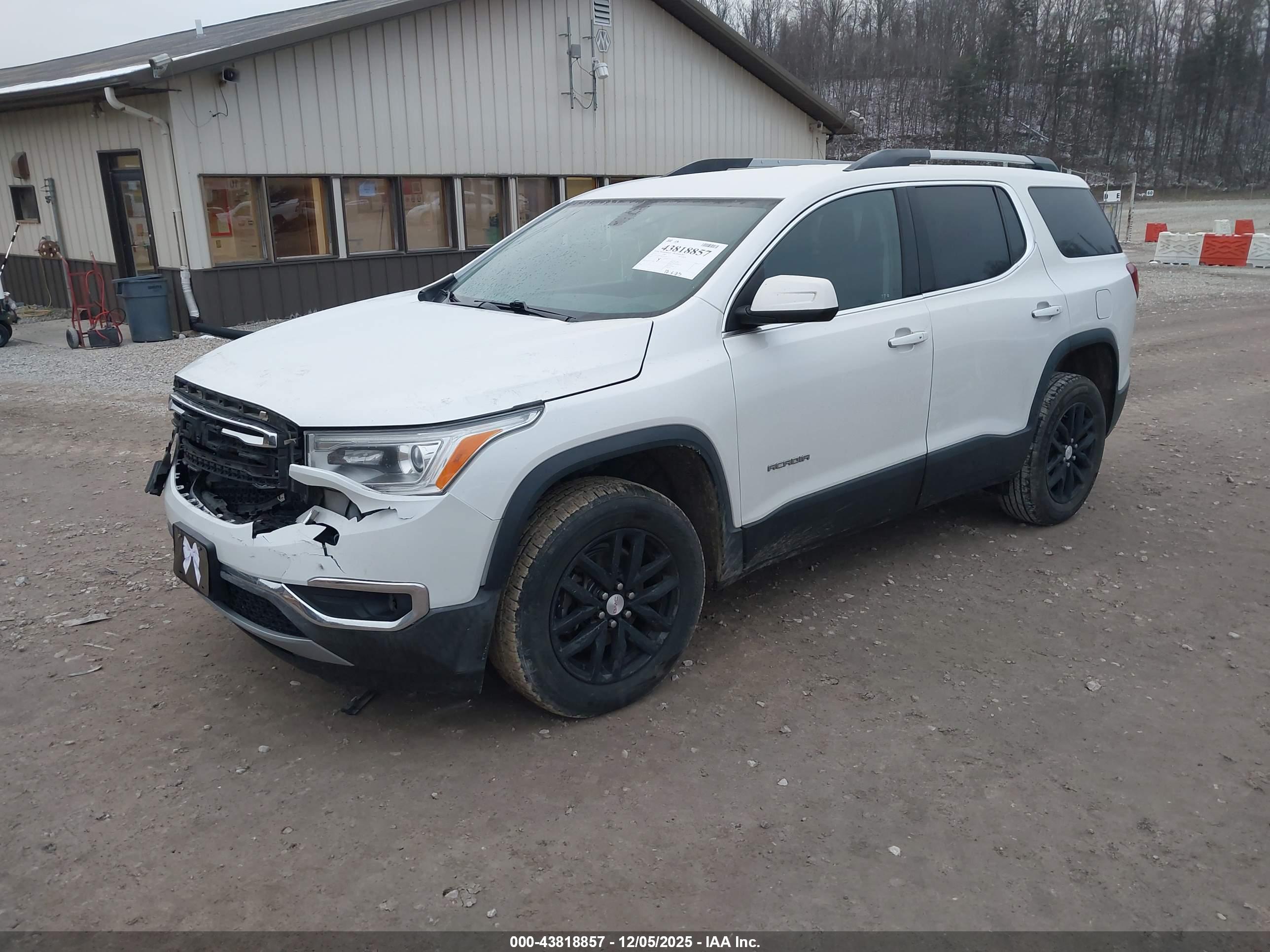 GMC ACADIA image 2
