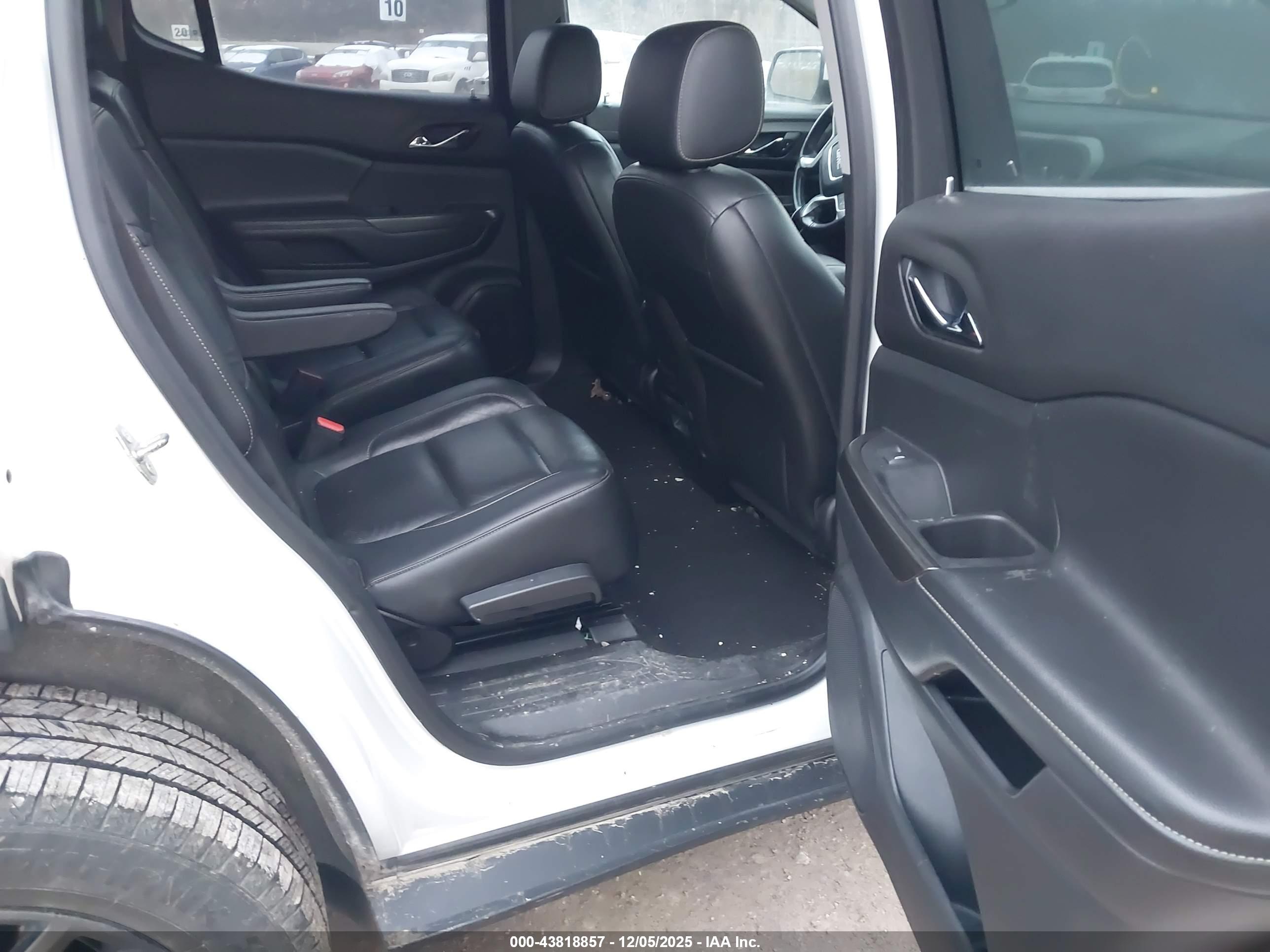 GMC ACADIA image 8