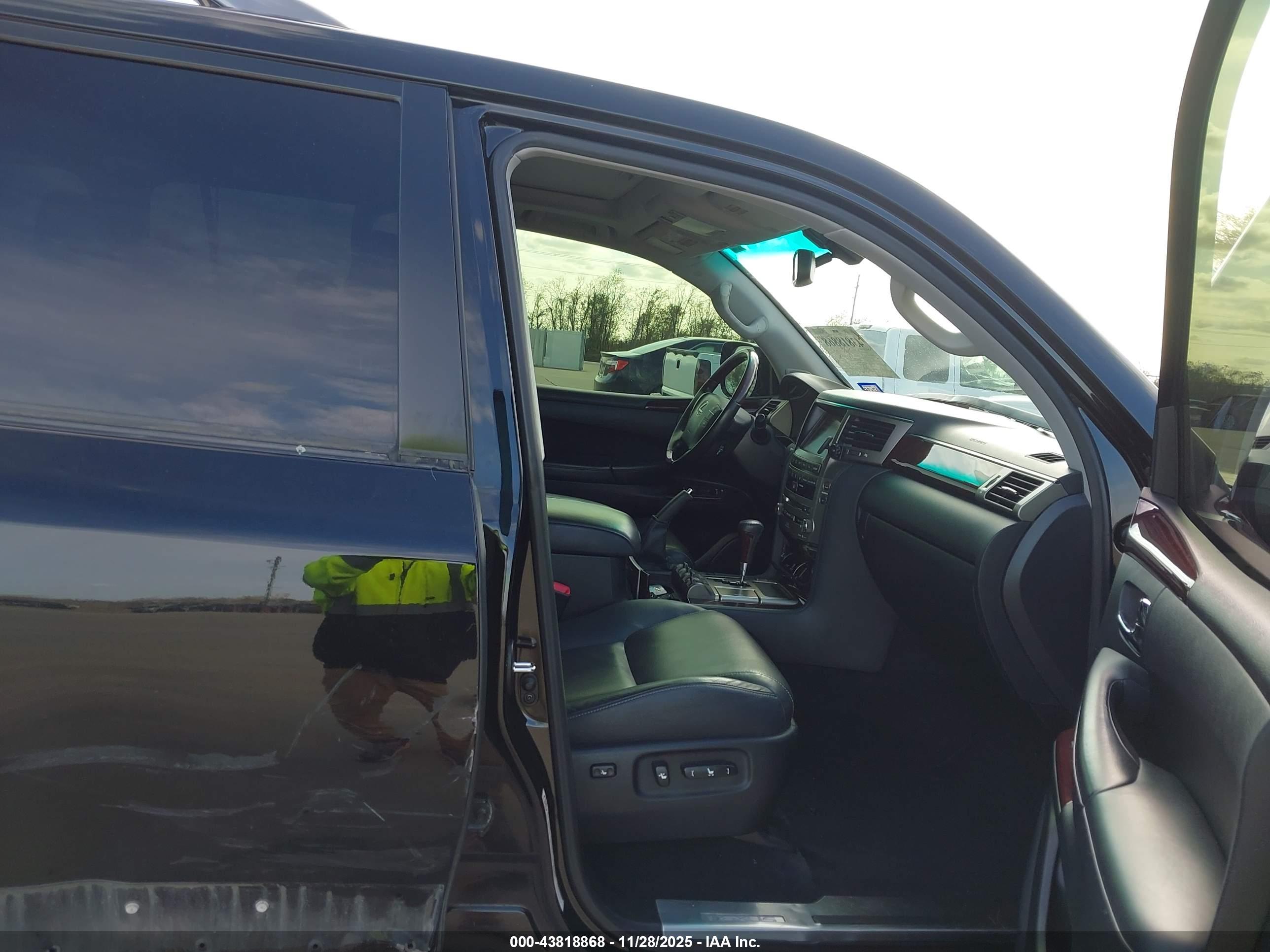LEXUS LX image 5