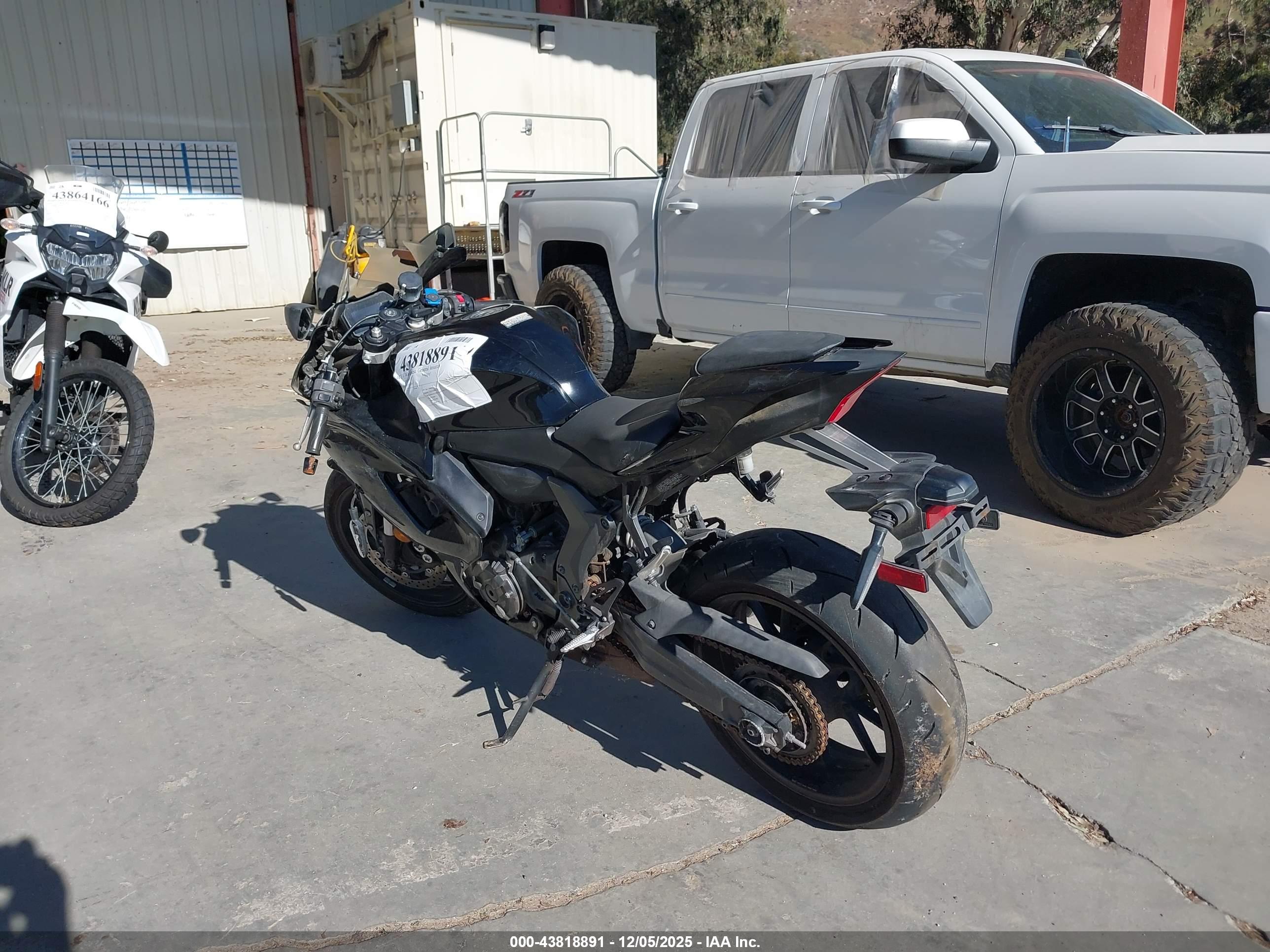 YAMAHA YZFR7 image 3