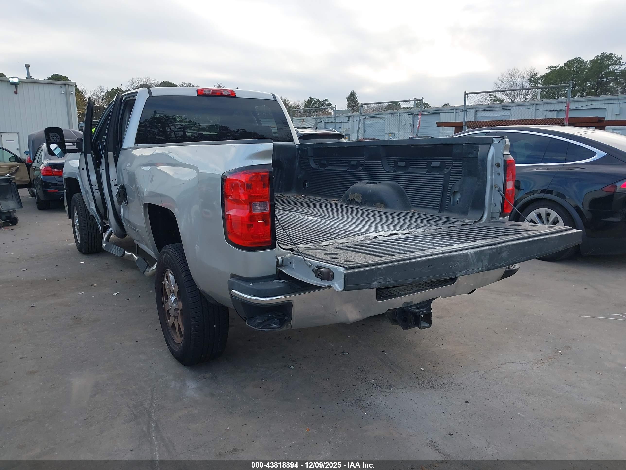 CHEVROLET SILVERADO image 3